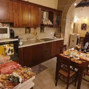 Breakfast, Kitchen/Kitchenette in B&B SERENA