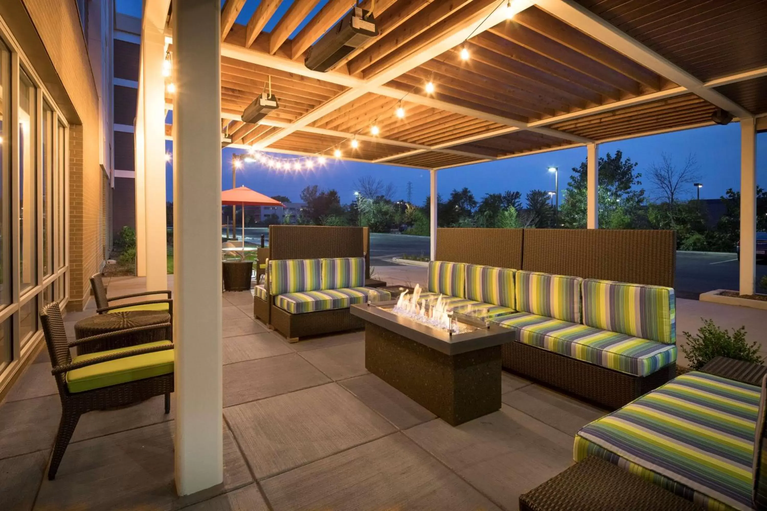 Patio, Restaurant/Places to Eat in Home2 Suites By Hilton Mishawaka South Bend
