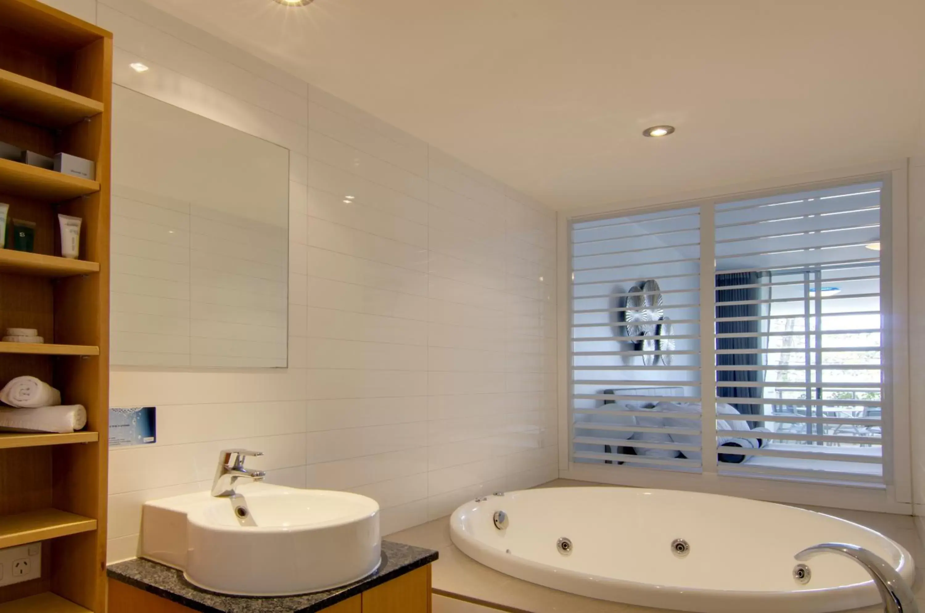 Hot Tub, Bathroom in Rumba Beach Resort