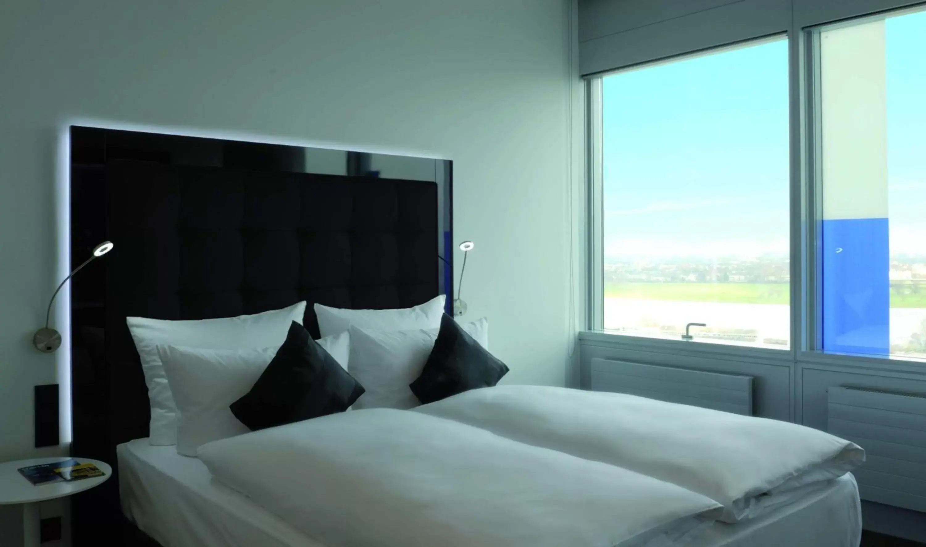 Photo of the whole room, Bed in INNSiDE by Meliá Düsseldorf Hafen