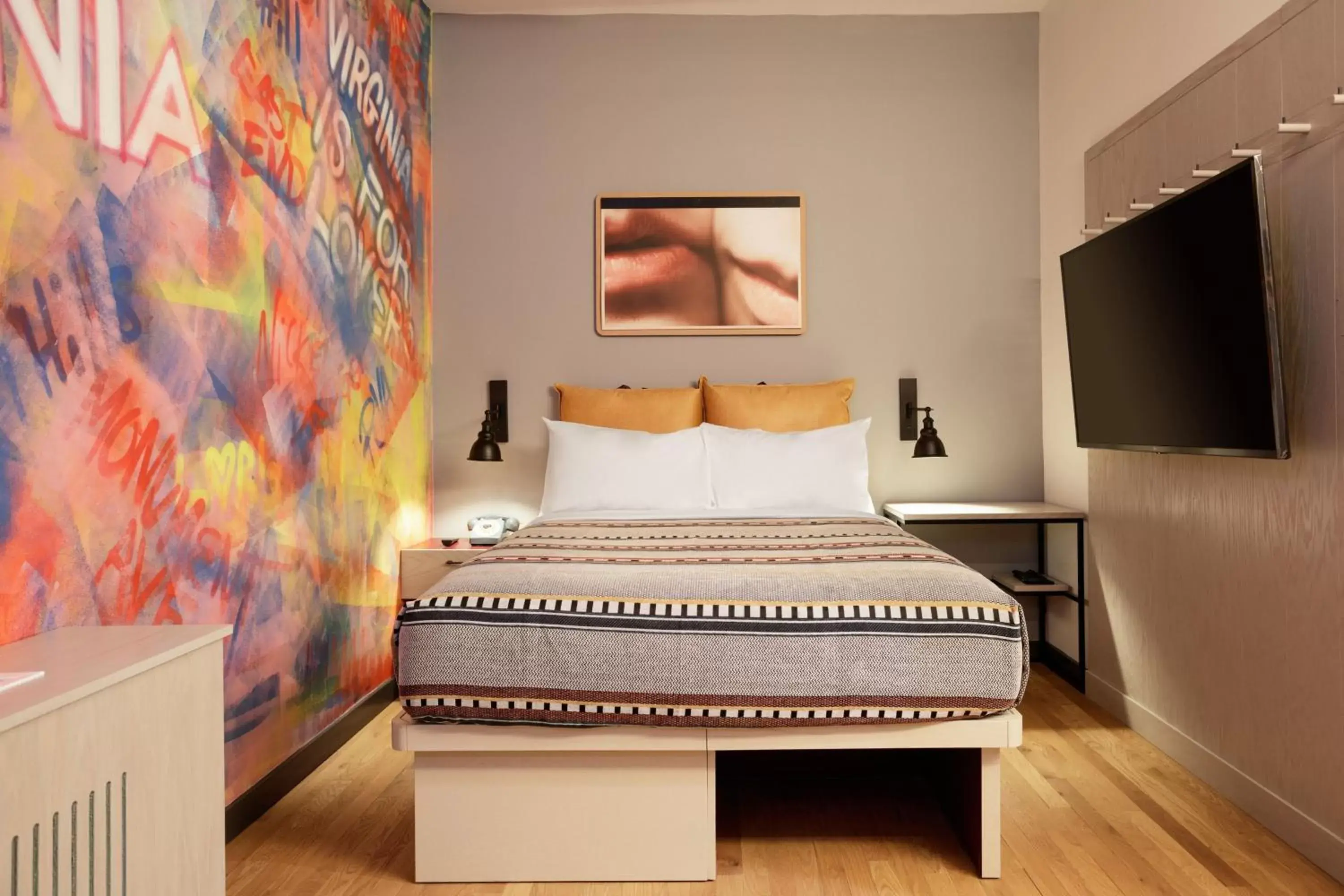 Photo of the whole room, Bed in Moxy Richmond Downtown