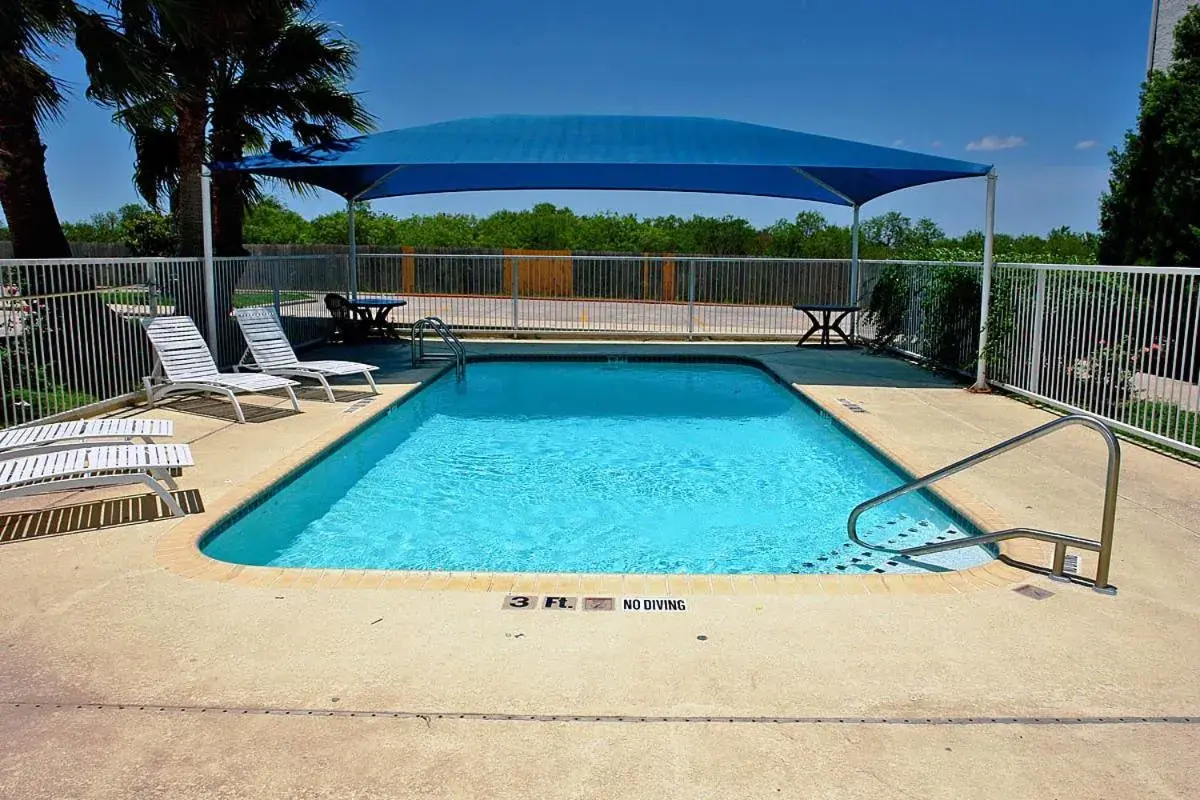 Swimming Pool in Motel 6 San Antonio, TX - Downtown - Alamo Dome