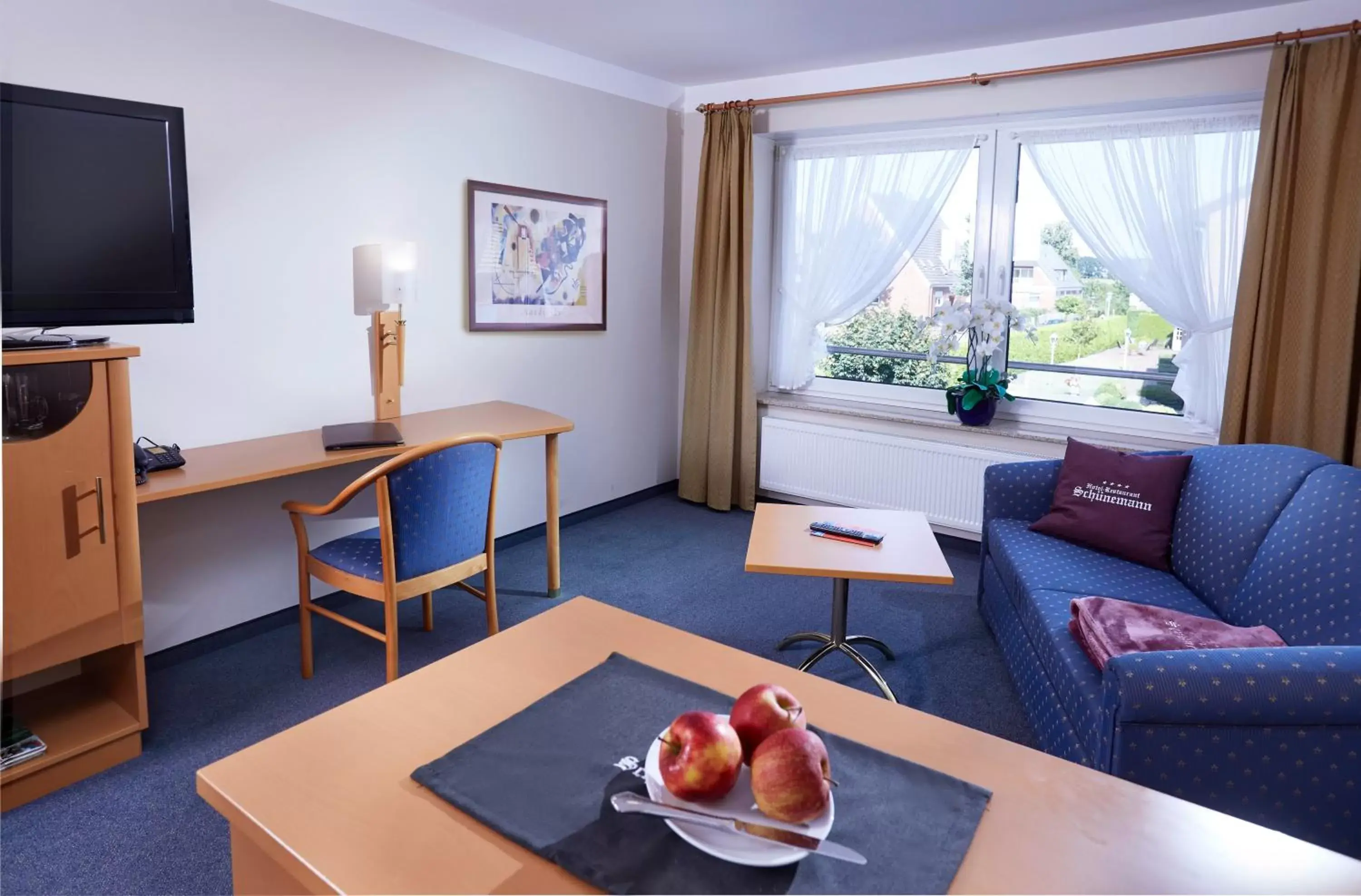 Seating area, TV/Entertainment Center in Hotel-Restaurant Schünemann