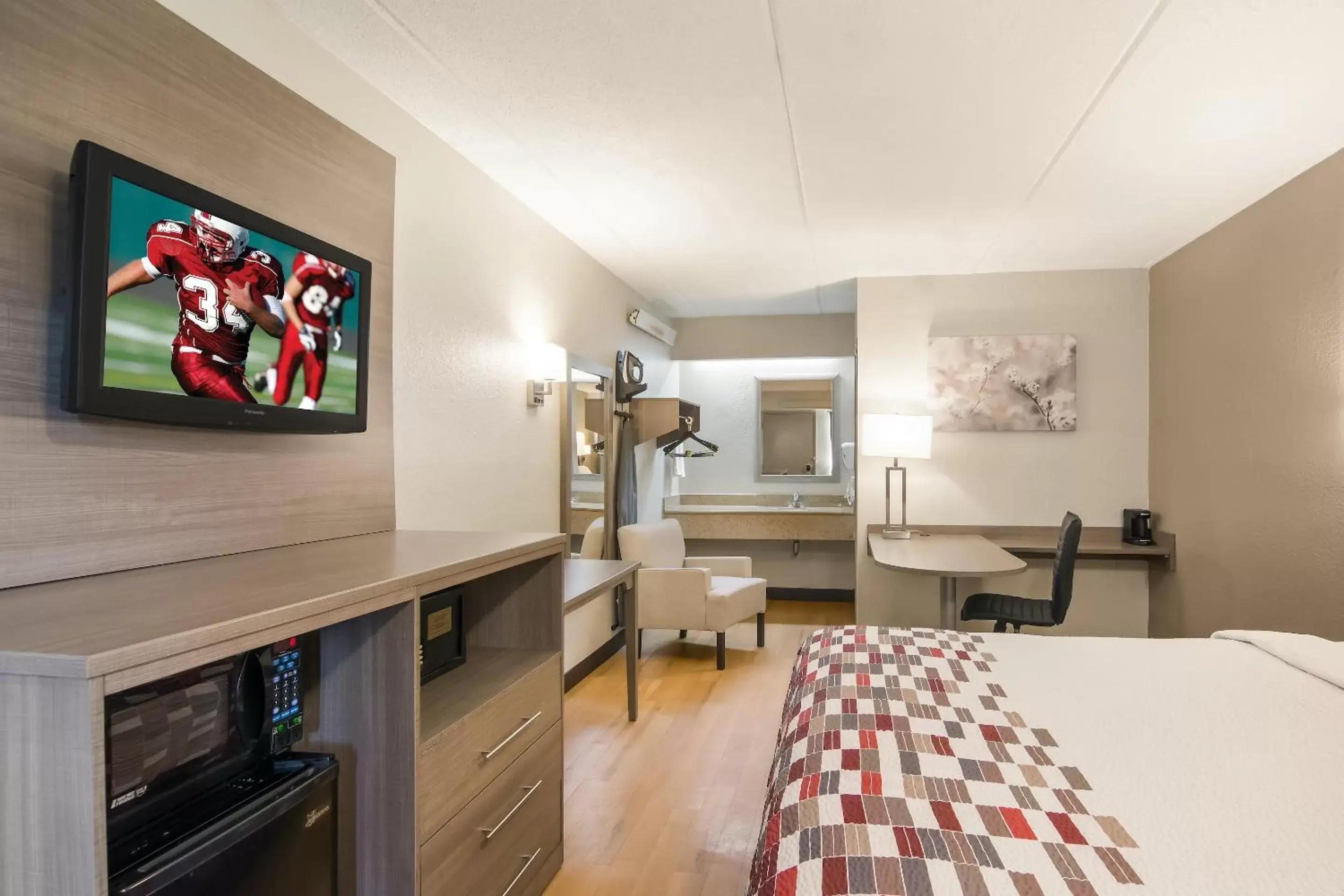 Bedroom, TV/Entertainment Center in Red Roof Inn Durham - Triangle Park