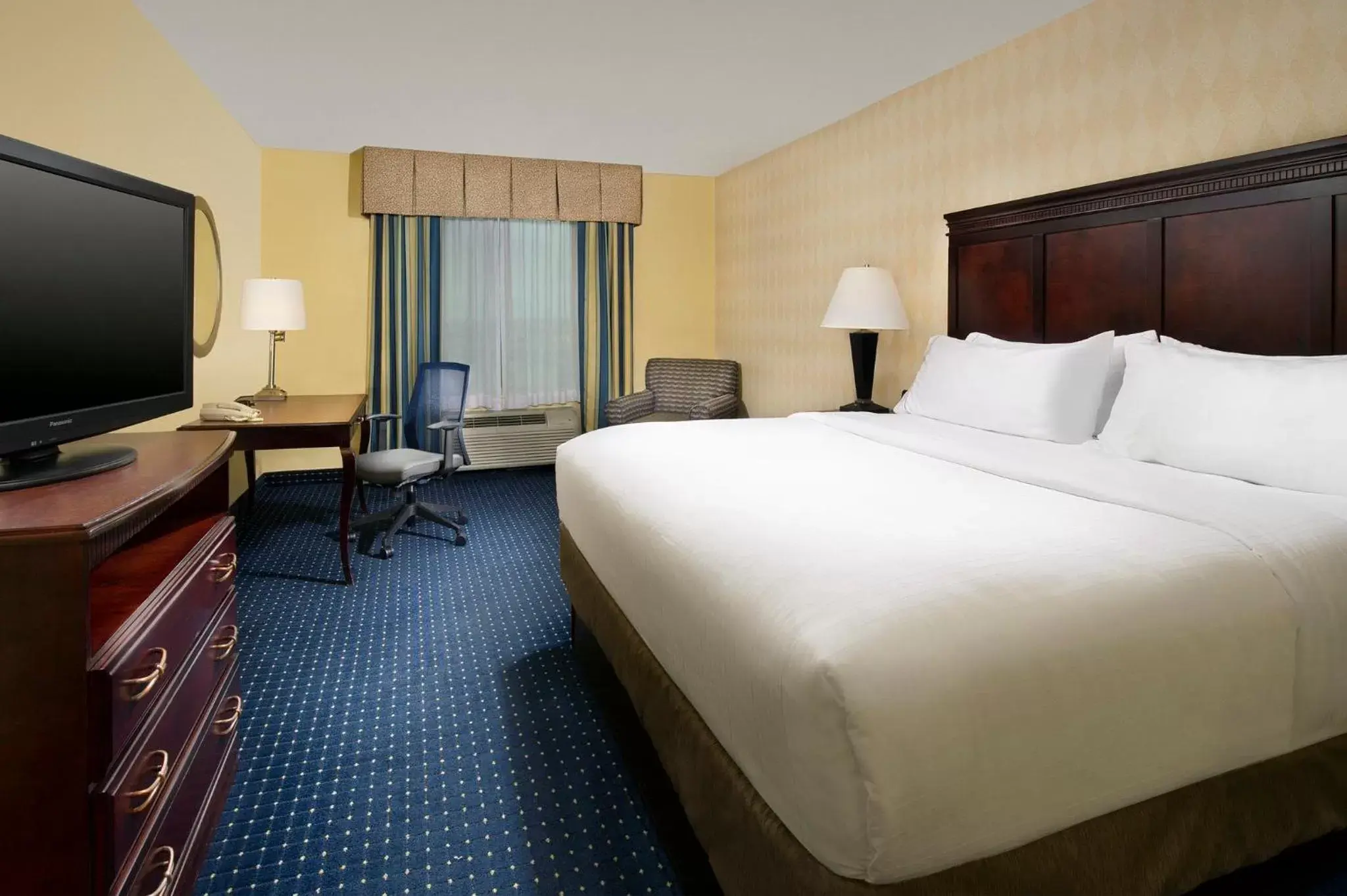 Photo of the whole room, Bed in Holiday Inn Express & Suites San Antonio West Sea World Area, an IHG Hotel