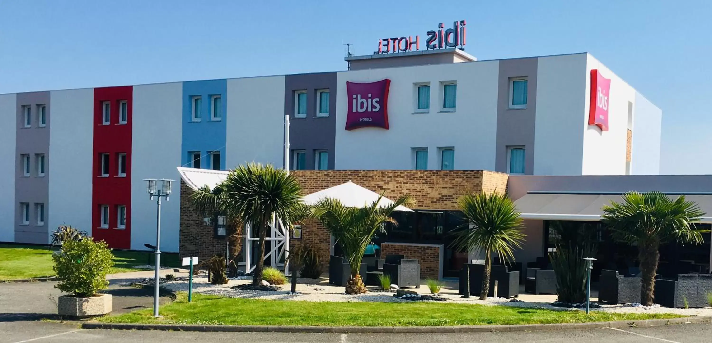 Facade/entrance in Ibis Auray Facade/entrance in Ibis Auray