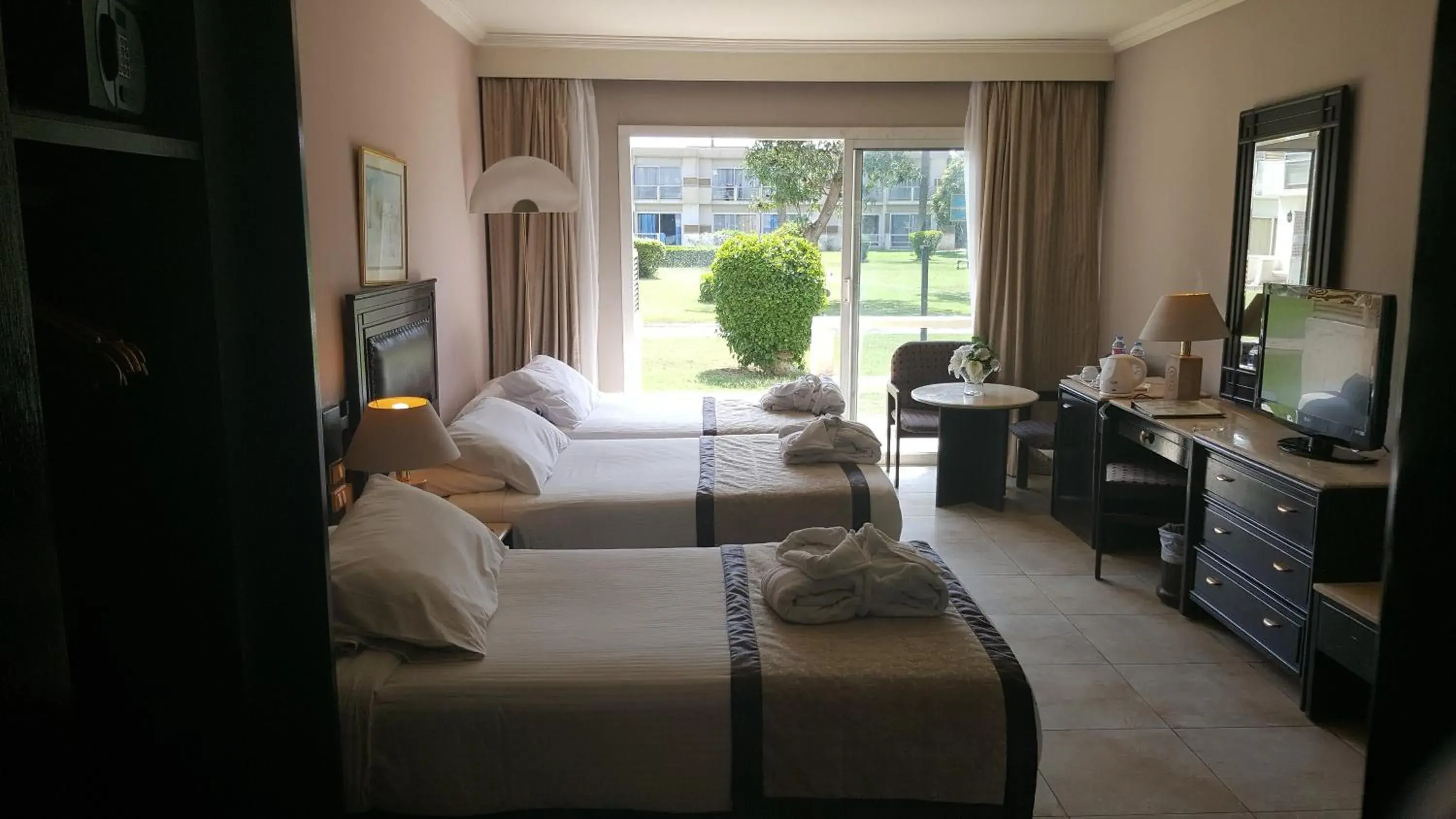 Bedroom, Seating Area in Pyramids Park Resort Cairo