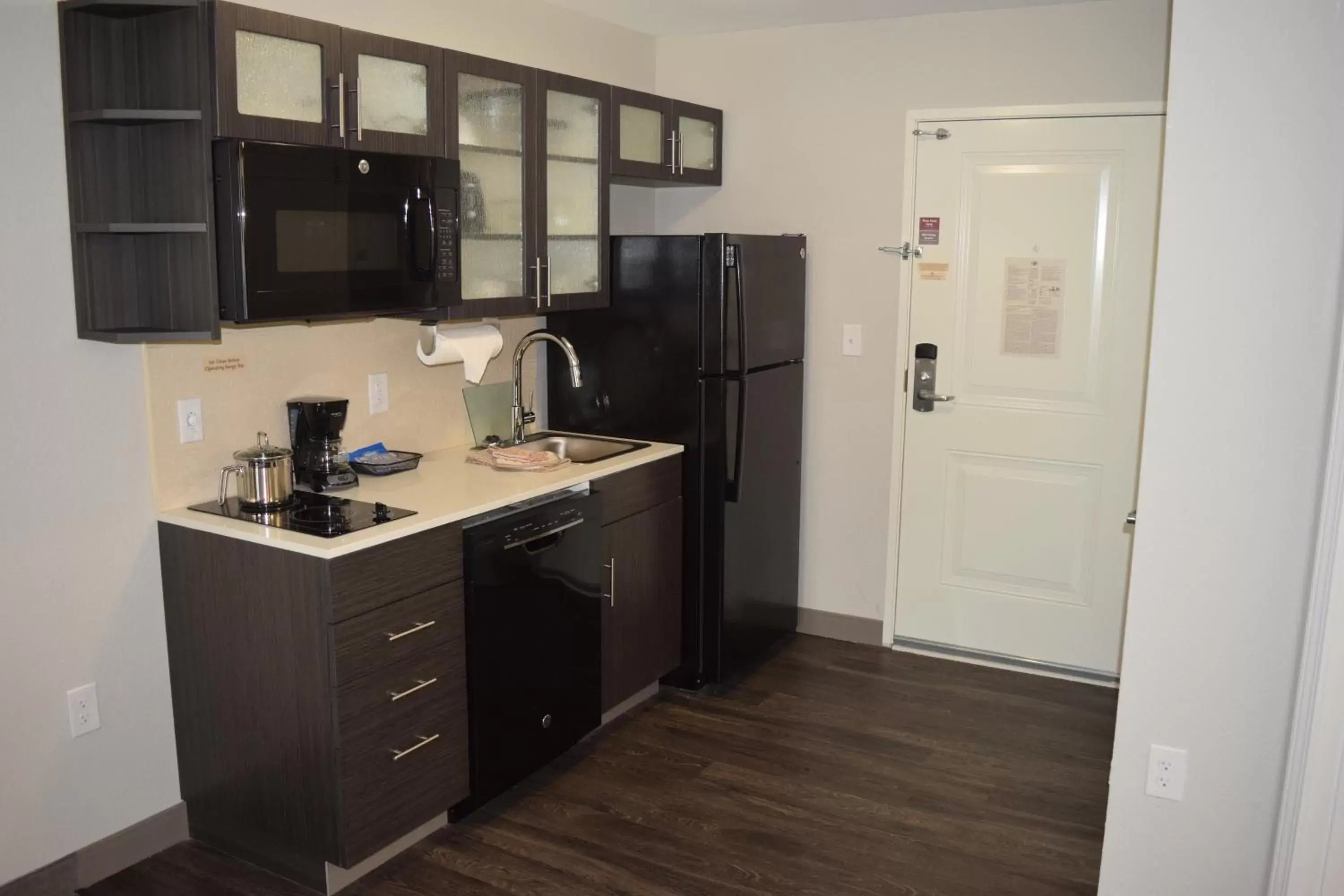 Photo of the whole room, Kitchen/Kitchenette in Candlewood Suites - Nashville Metro Center, an IHG Hotel