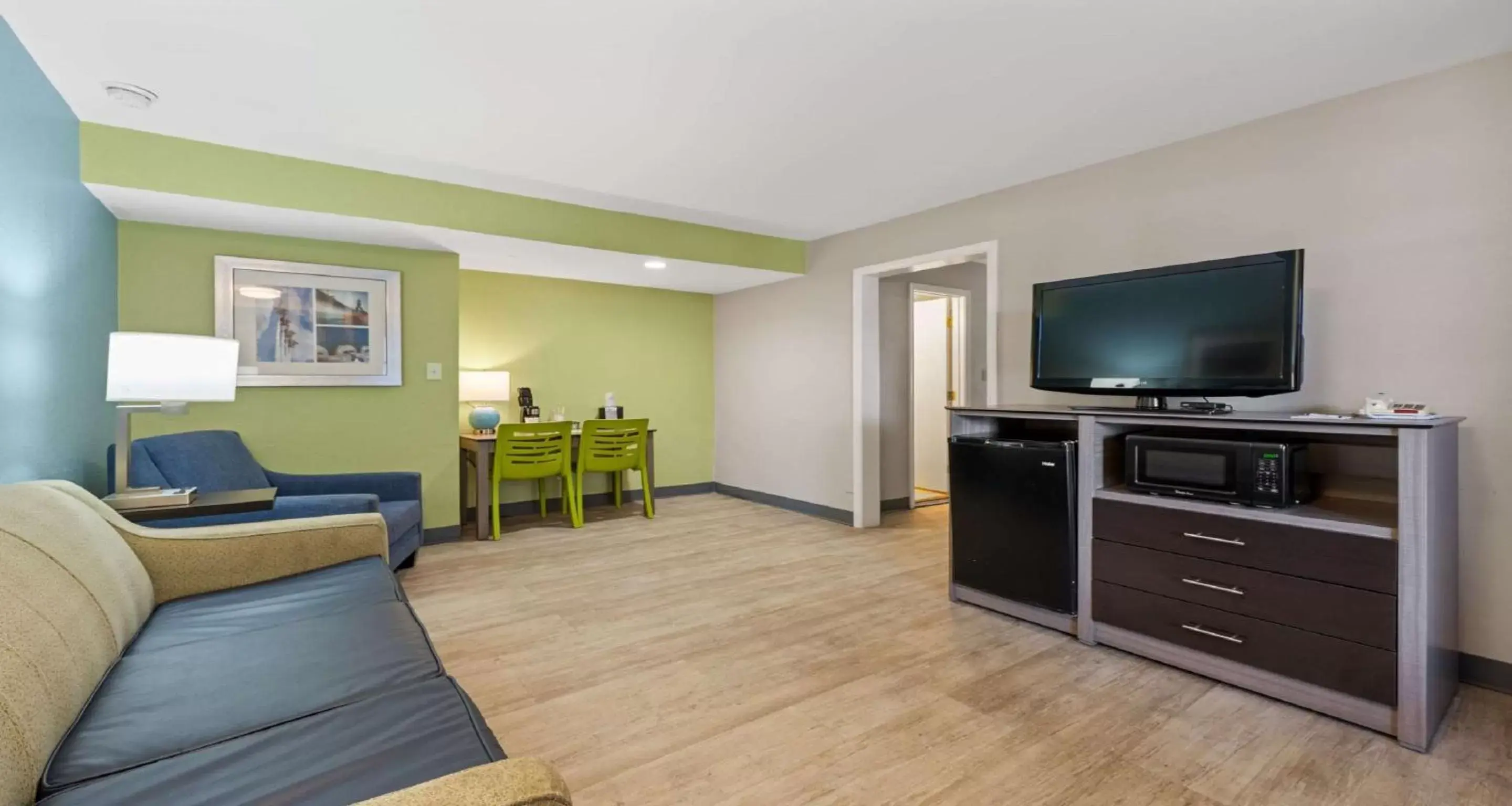 Bedroom, TV/Entertainment Center in Best Western Plus Holiday Sands Inn & Suites