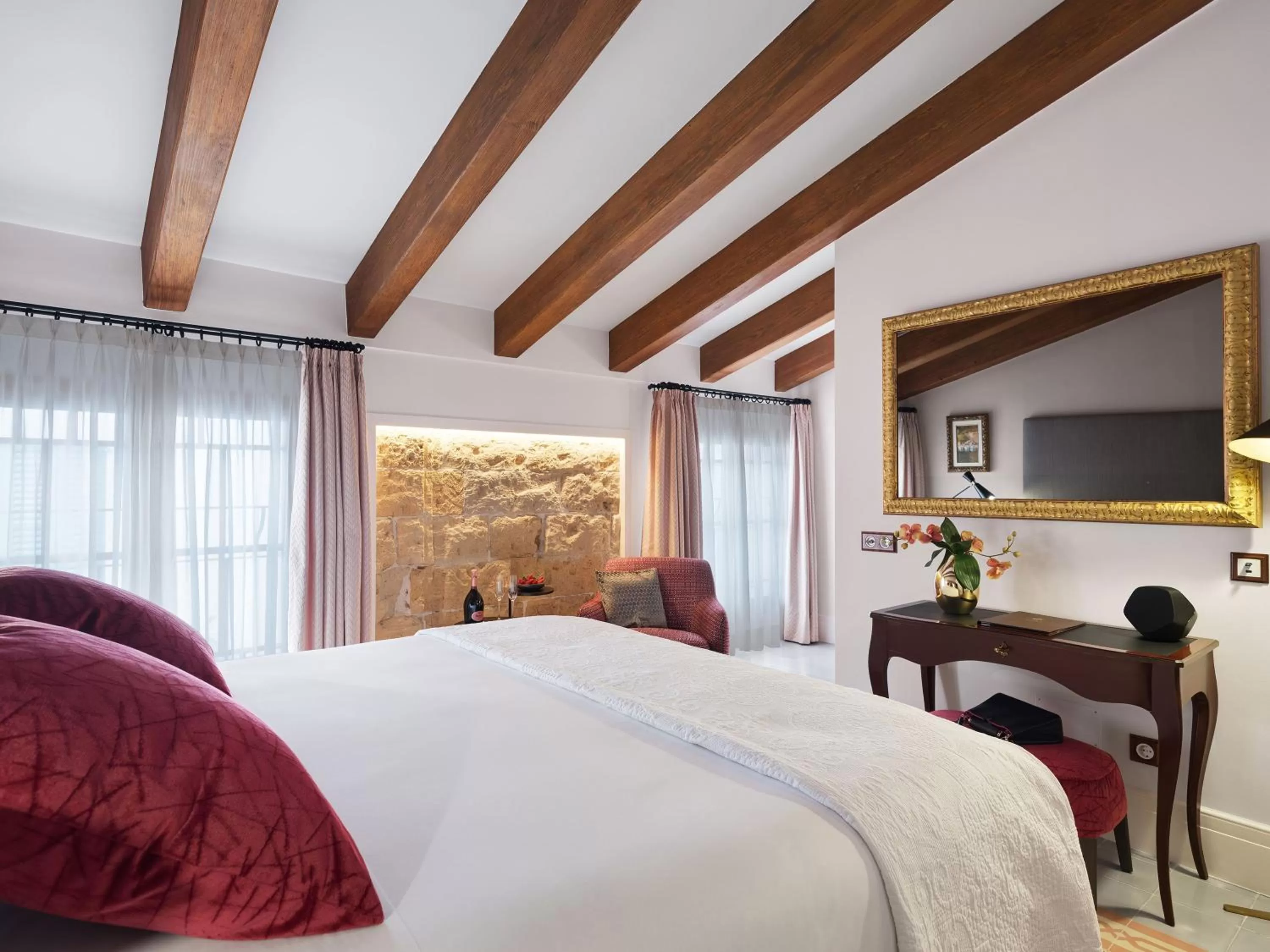 Photo of the whole room, Bed in Hotel Gloria de Sant Jaume