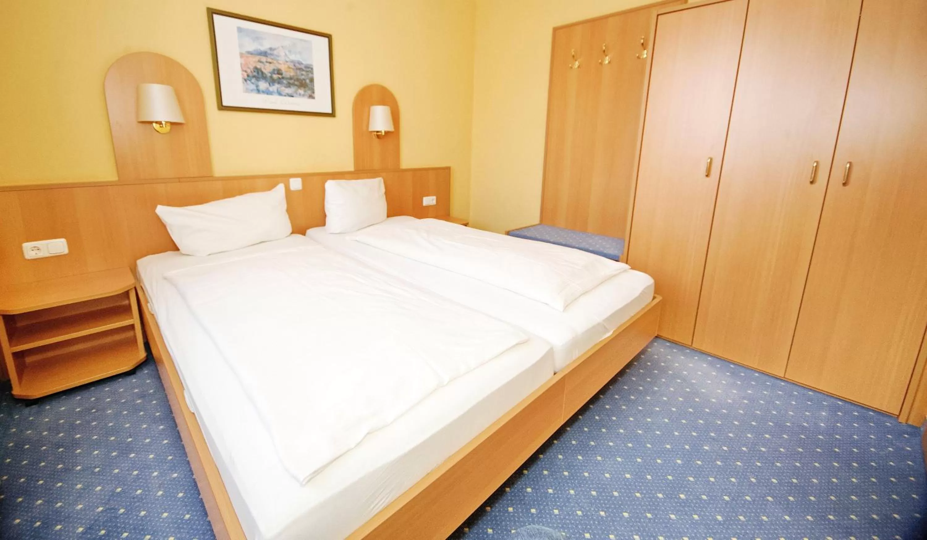 Bed in Zeitwohnen Wolfsburg, ehemals Hotel am Klieversberg ein Unternehmen der Micha'S Hotelbetriebe