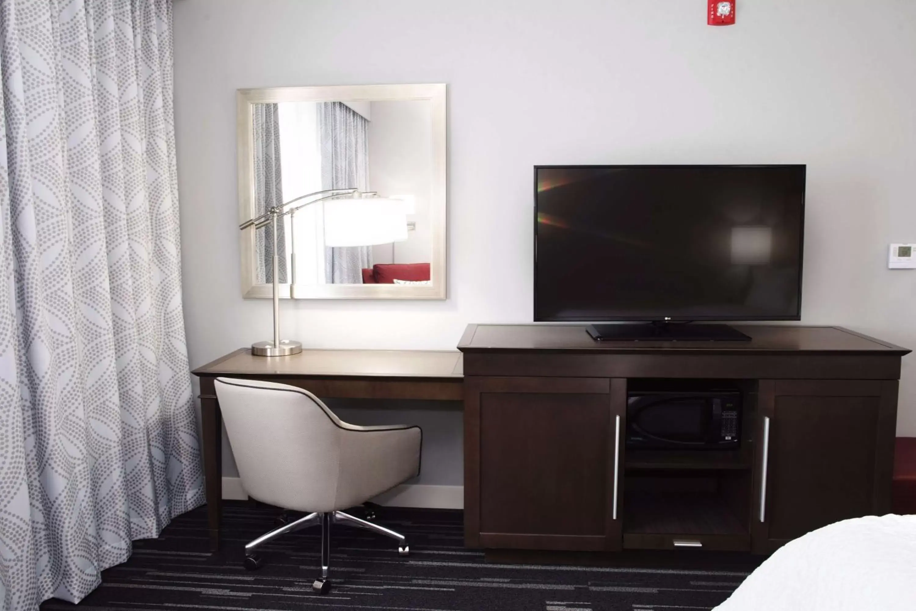 Bedroom, TV/Entertainment Center in Hampton Inn By Hilton - Suites Des Moines-Urbandale IA