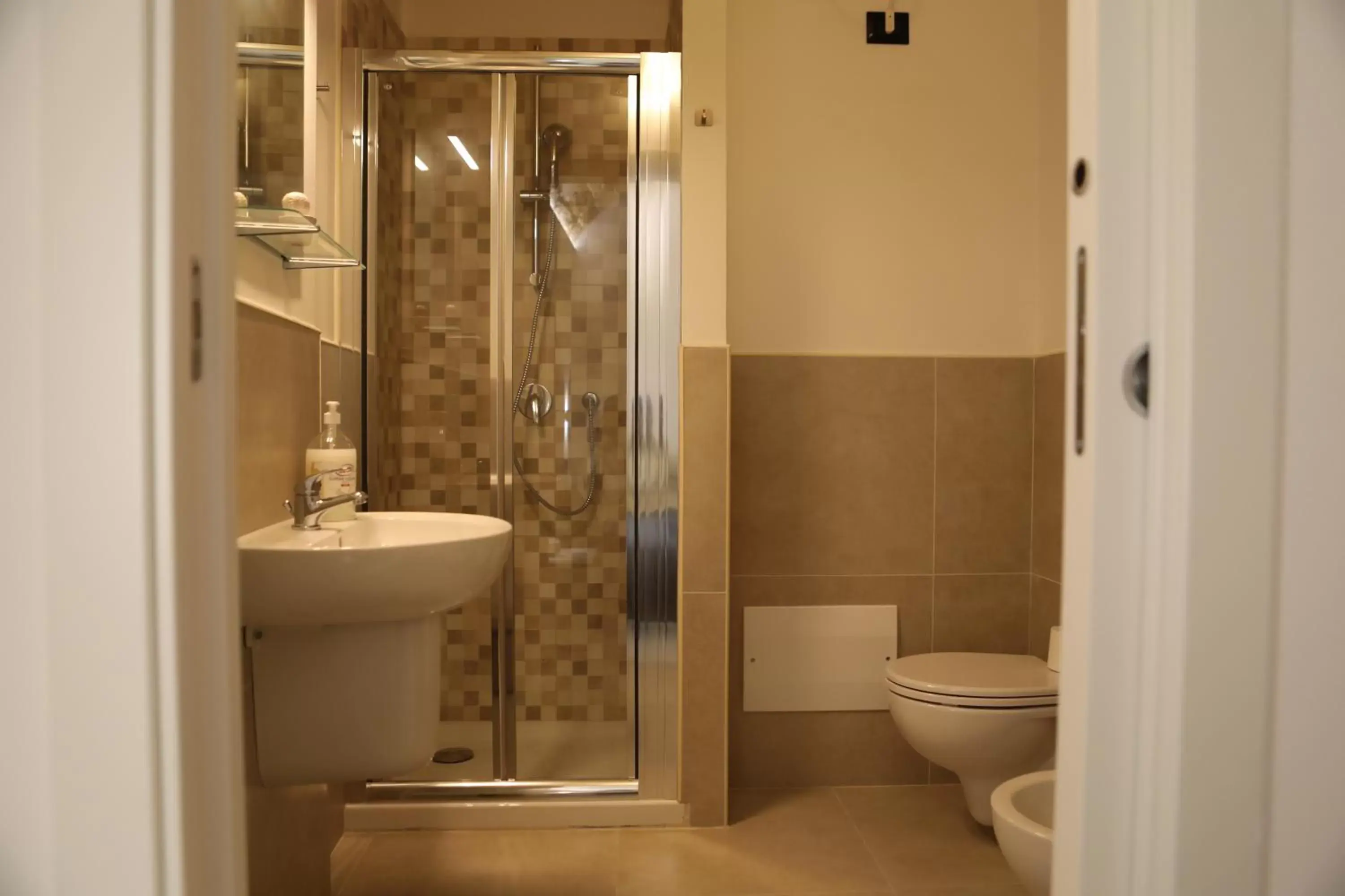 Shower, Bathroom in Al Guiscardo 8
