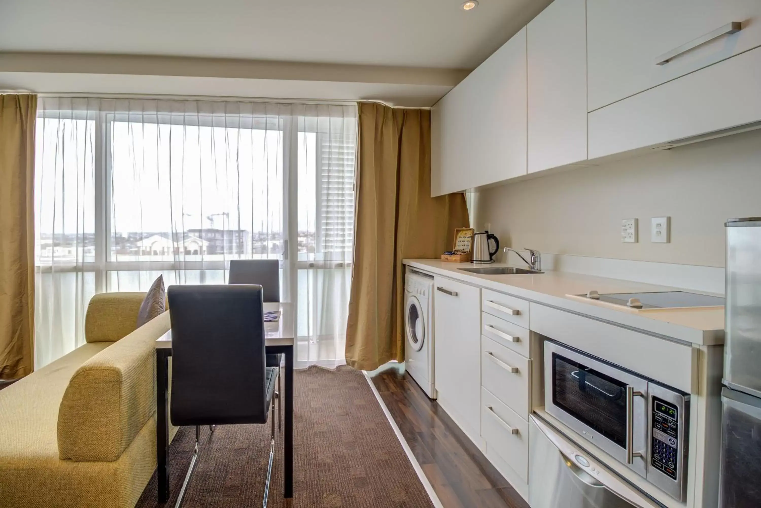 Balcony/Terrace, Kitchen/Kitchenette in The Quadrant Hotel & Suites