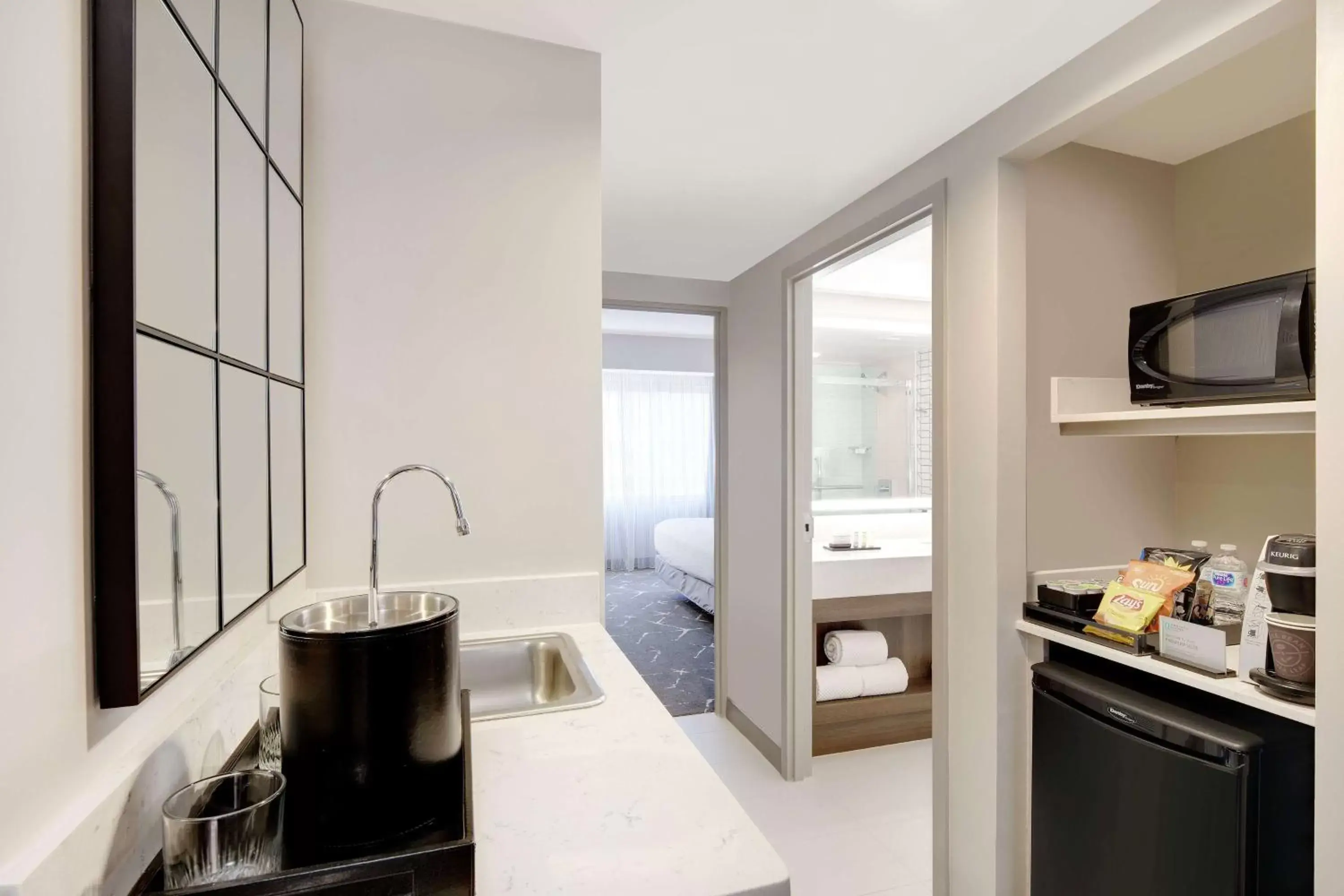 Bed, Kitchen/Kitchenette in Embassy Suites by Hilton Atlanta Perimeter Center