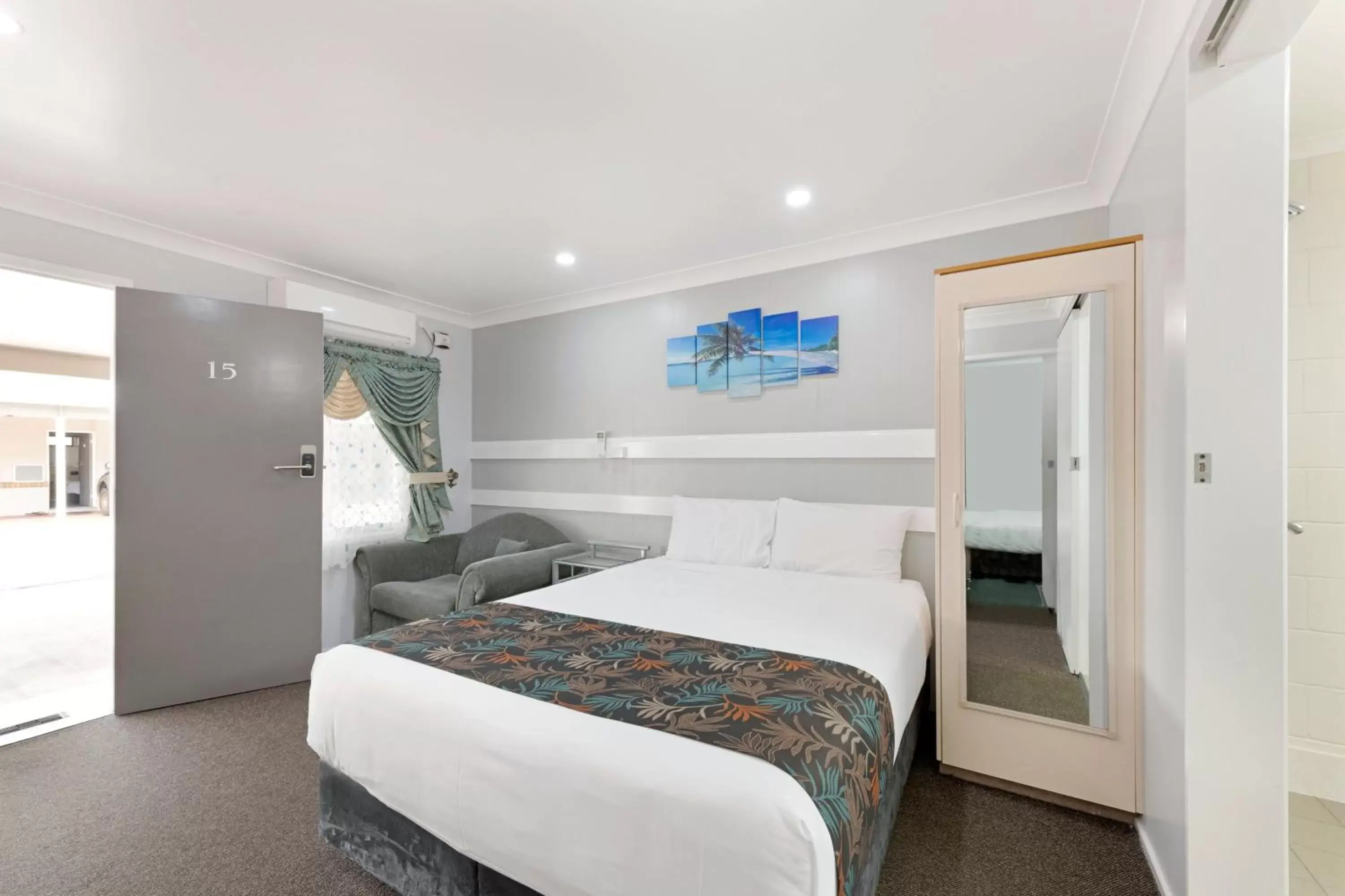 Bed in Best Western Bundaberg City Motor Inn