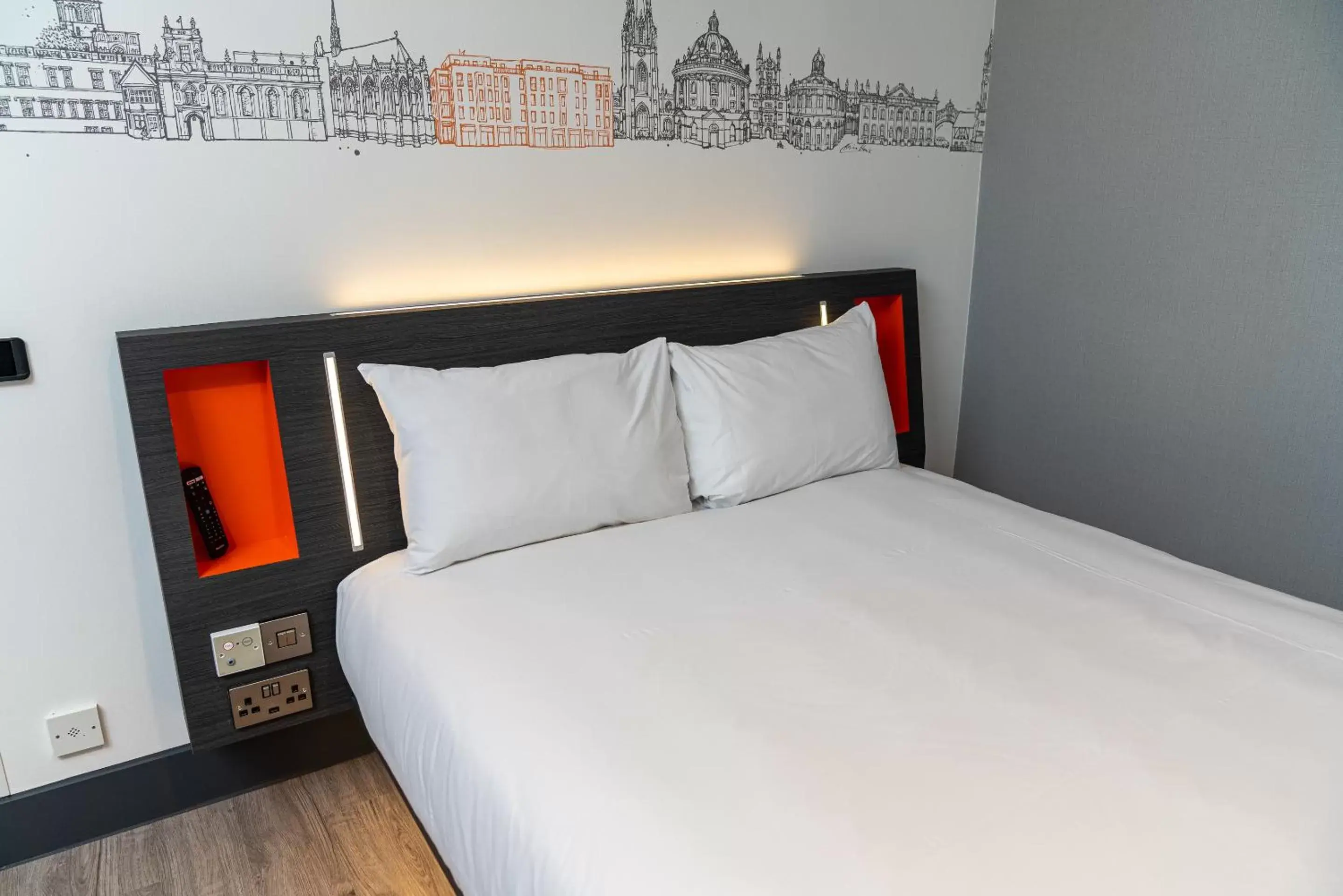 Bedroom, Bed in easyHotel Oxford