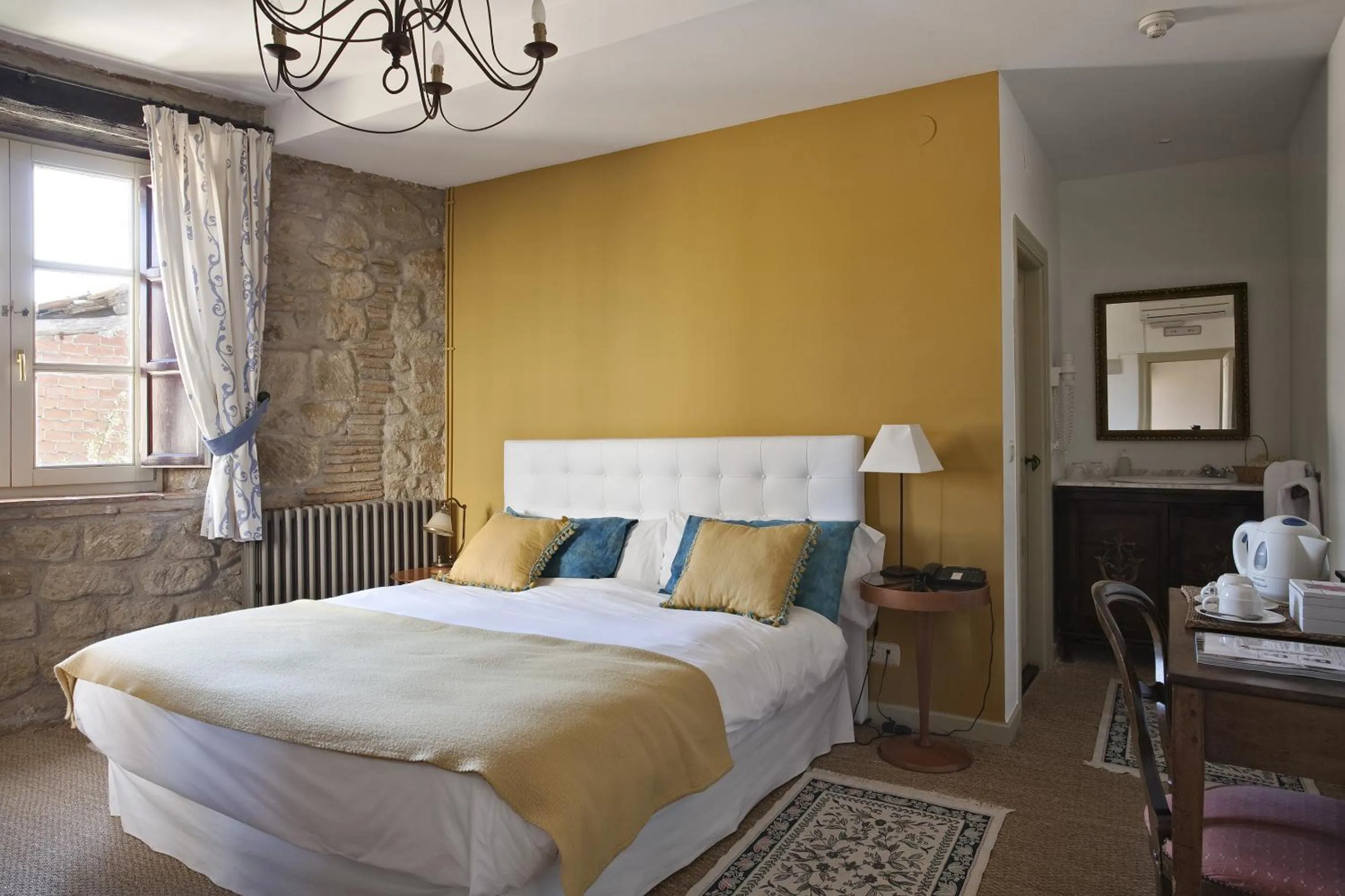 Photo of the whole room, Bed in Hospedería Señorío de Briñas