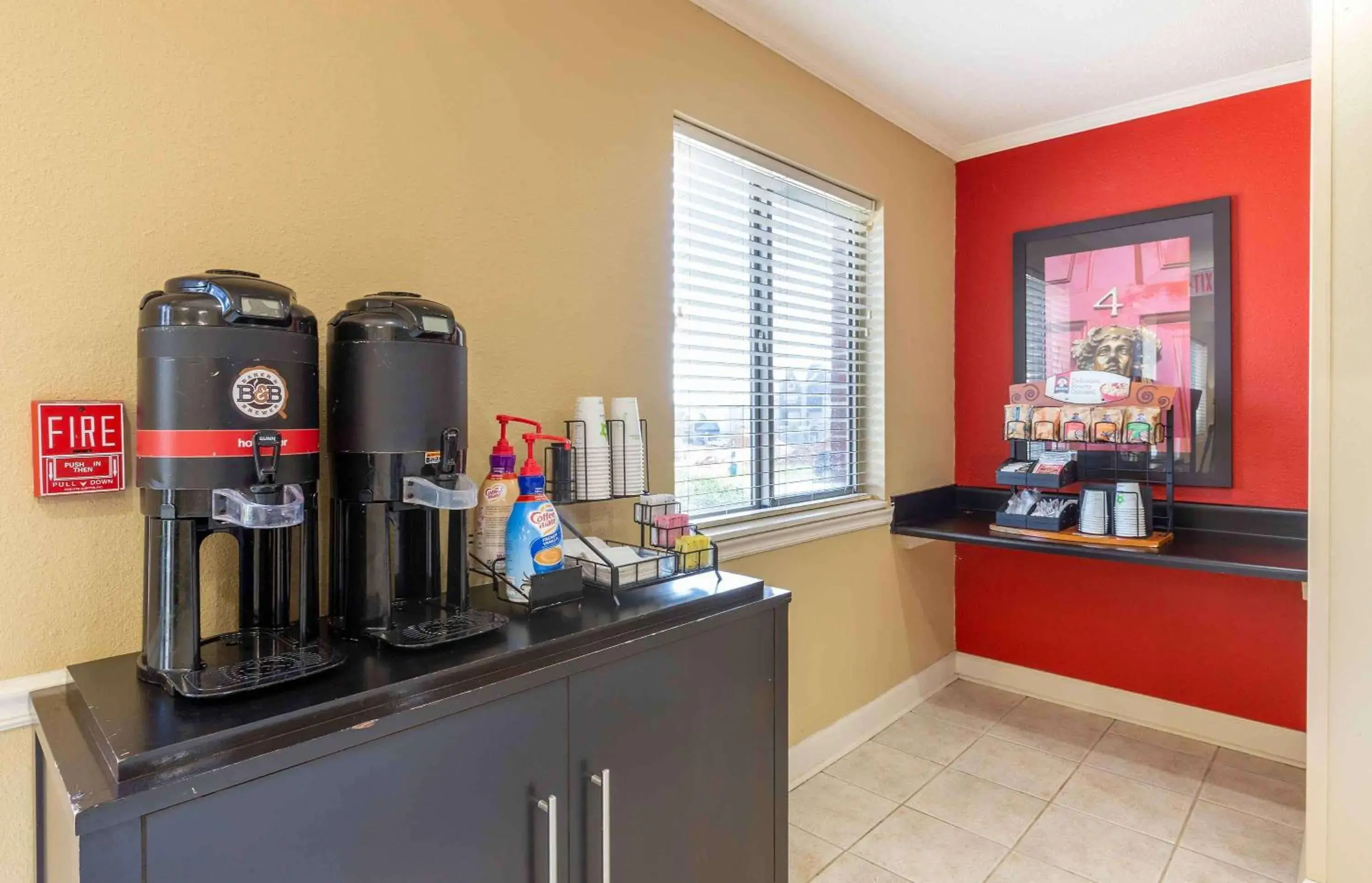 Breakfast, Kitchen/Kitchenette in Extended Stay America Suites - Greensboro - Wendover Ave