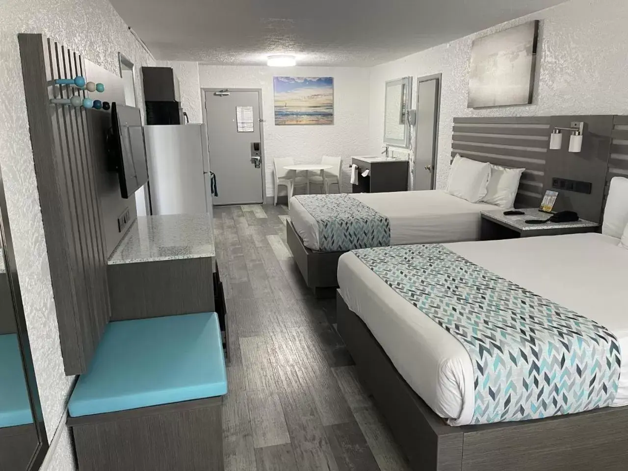 Deluxe Queen Room with Full Kitchen and Gulf View (No Resort Fee) in Casa Loma Panama City Beach - Beachfront