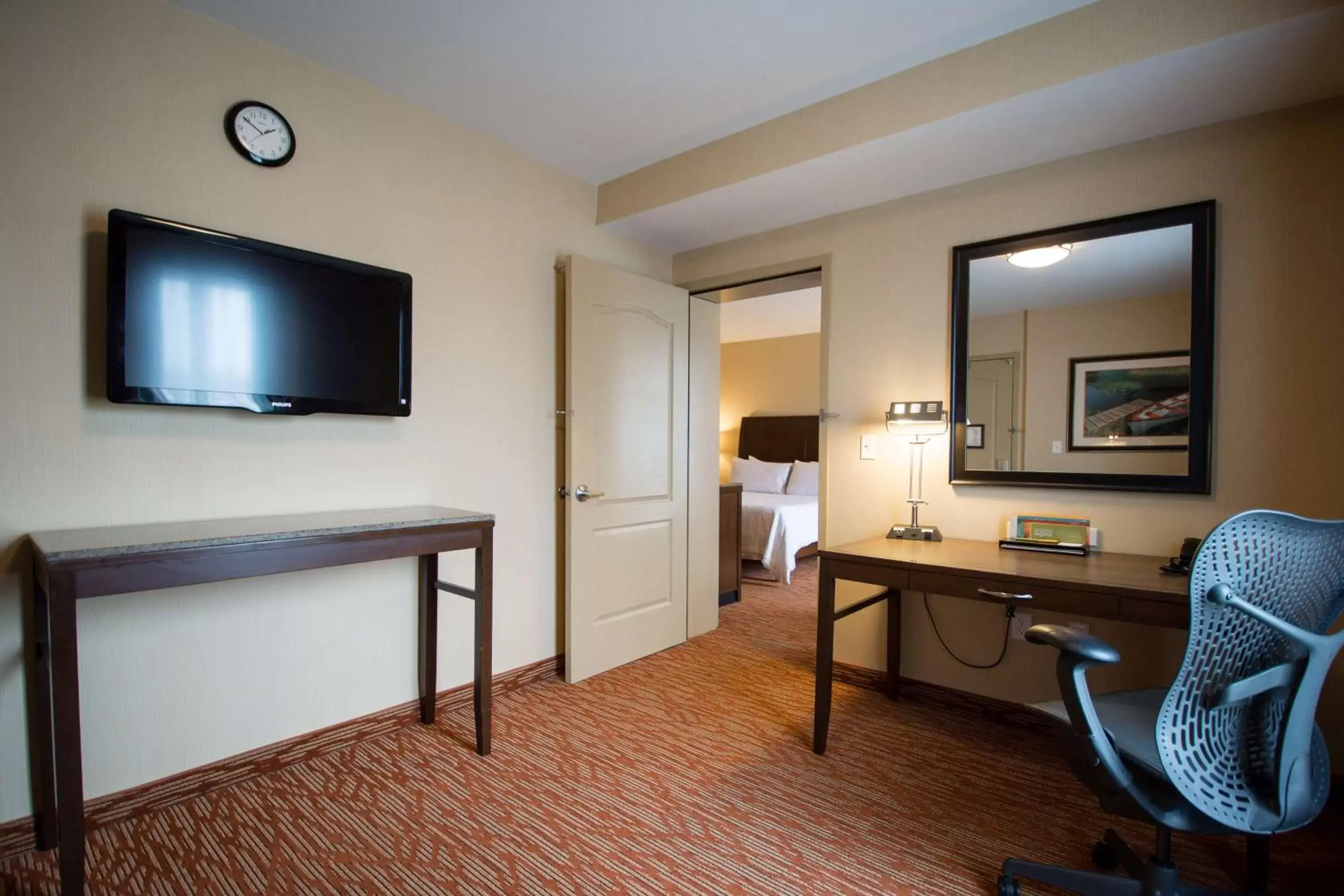 Bedroom, TV/Entertainment Center in Hilton Garden Inn Watertown