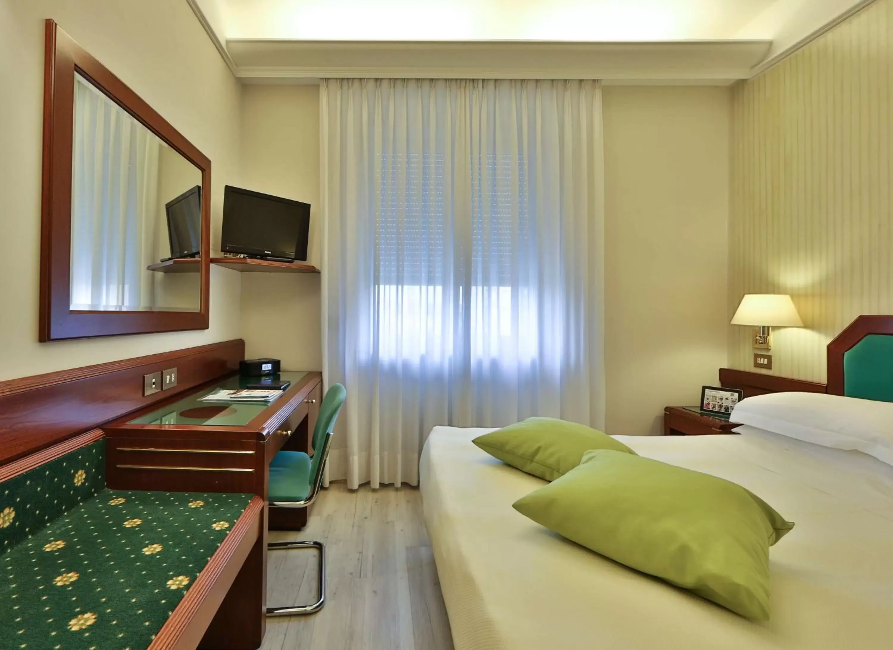 Bedroom, TV/Entertainment Center in Hotel Astoria Sure Hotel Collection By Best Western