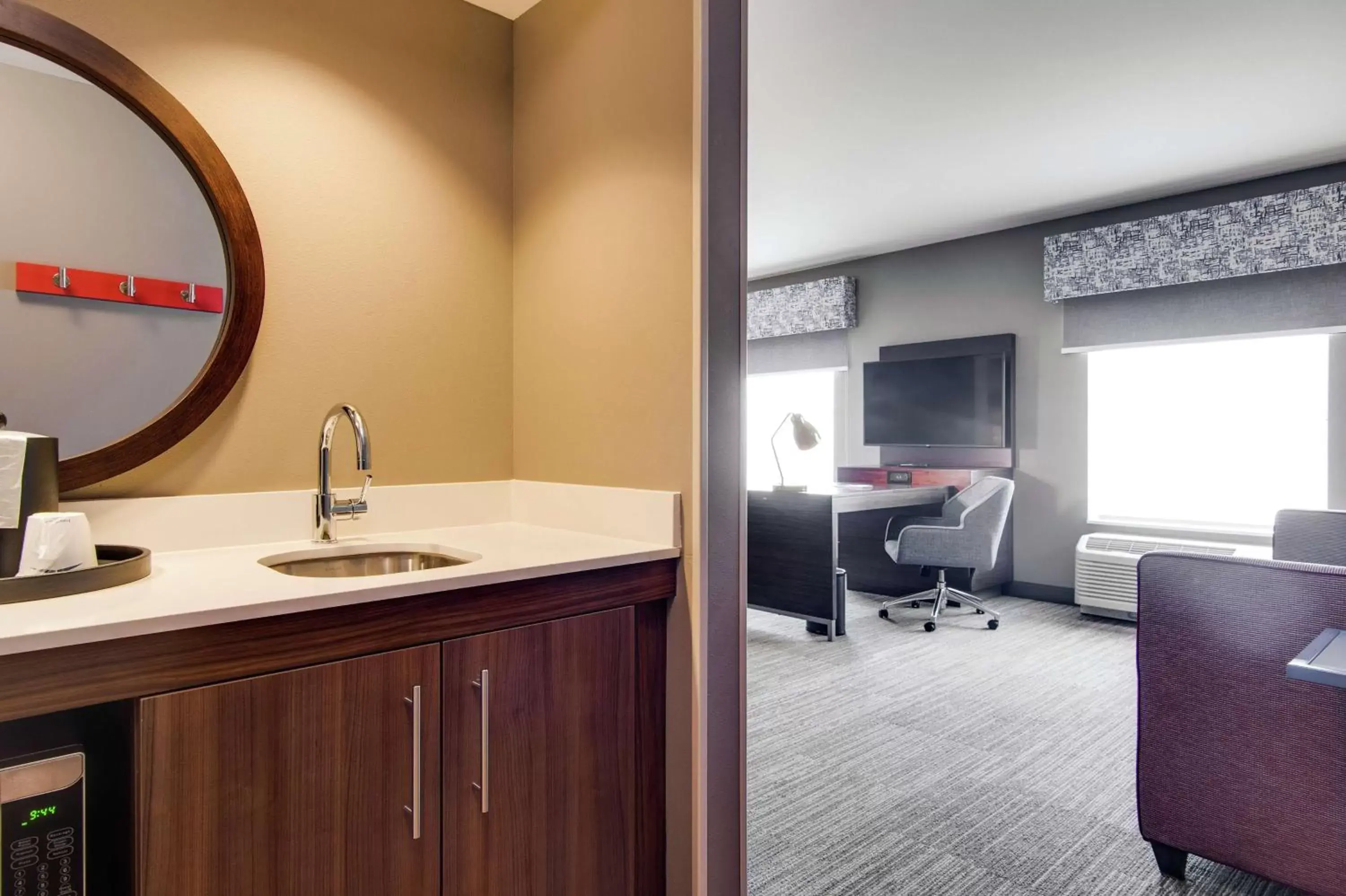 Bedroom, Bathroom in Hampton Inn & Suites by Hilton Nashville North Skyline