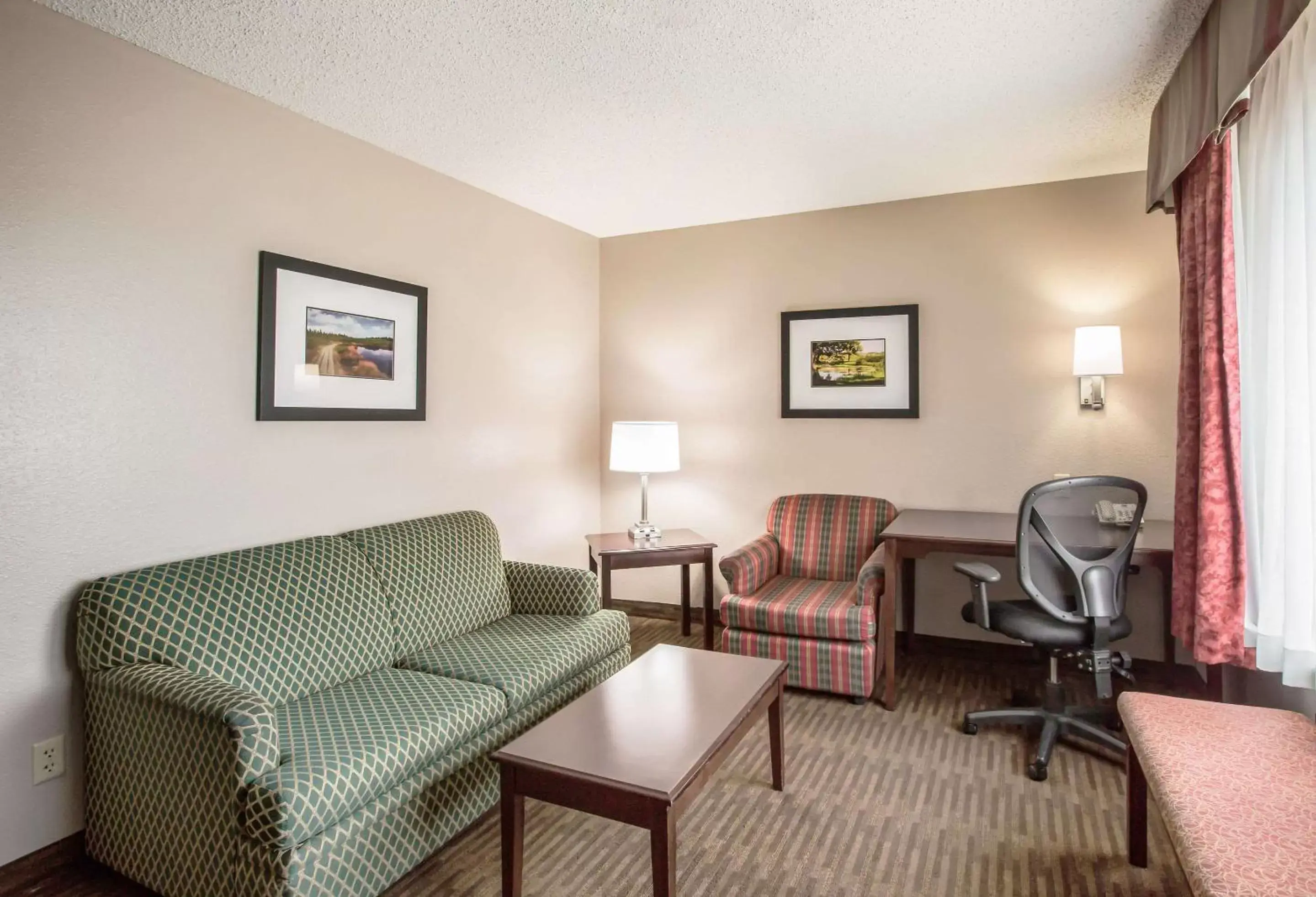 Photo of the whole room, Seating Area in Quality Inn & Suites Lawrence - University Area