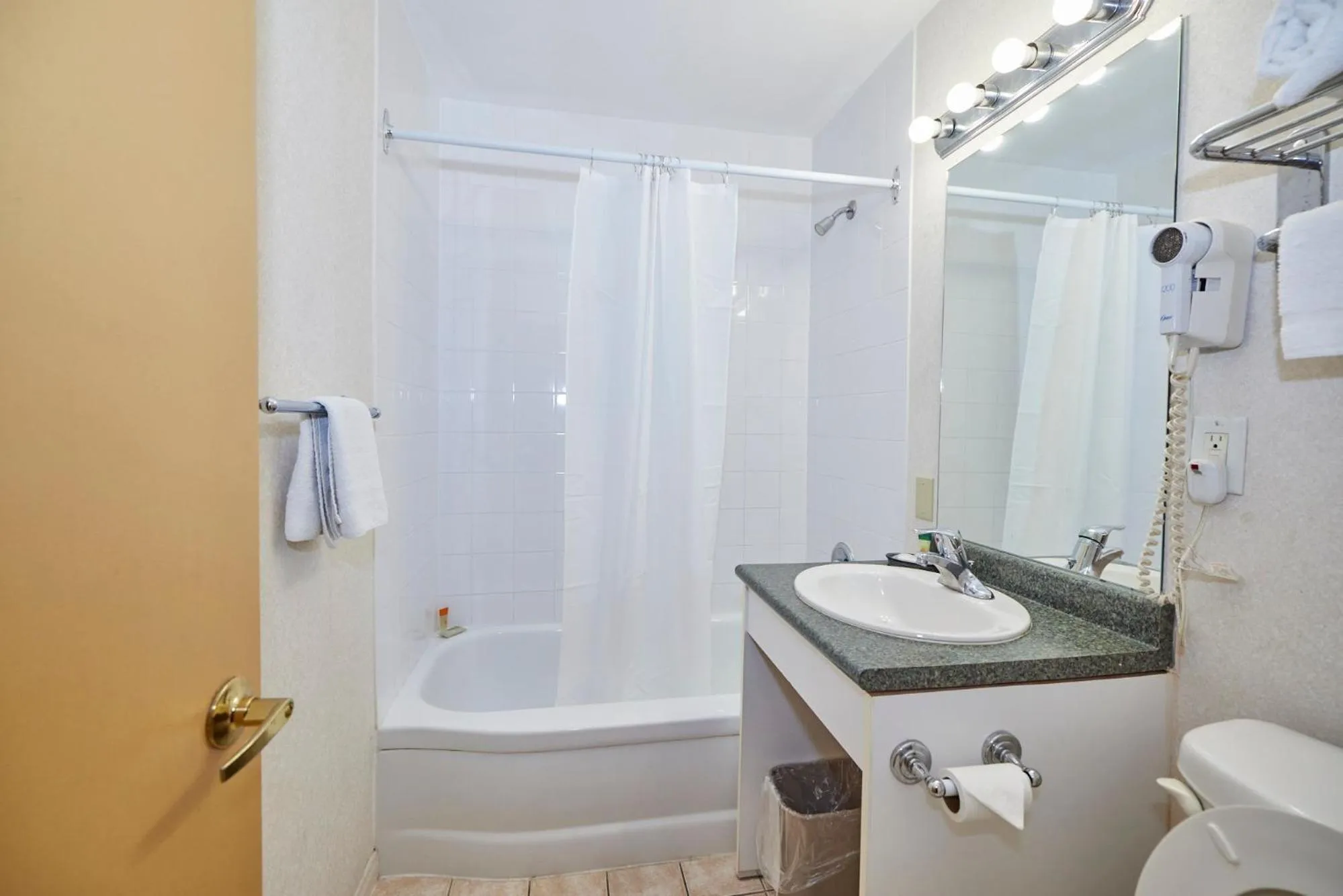 Shower in The Glengate Hotel & Suites