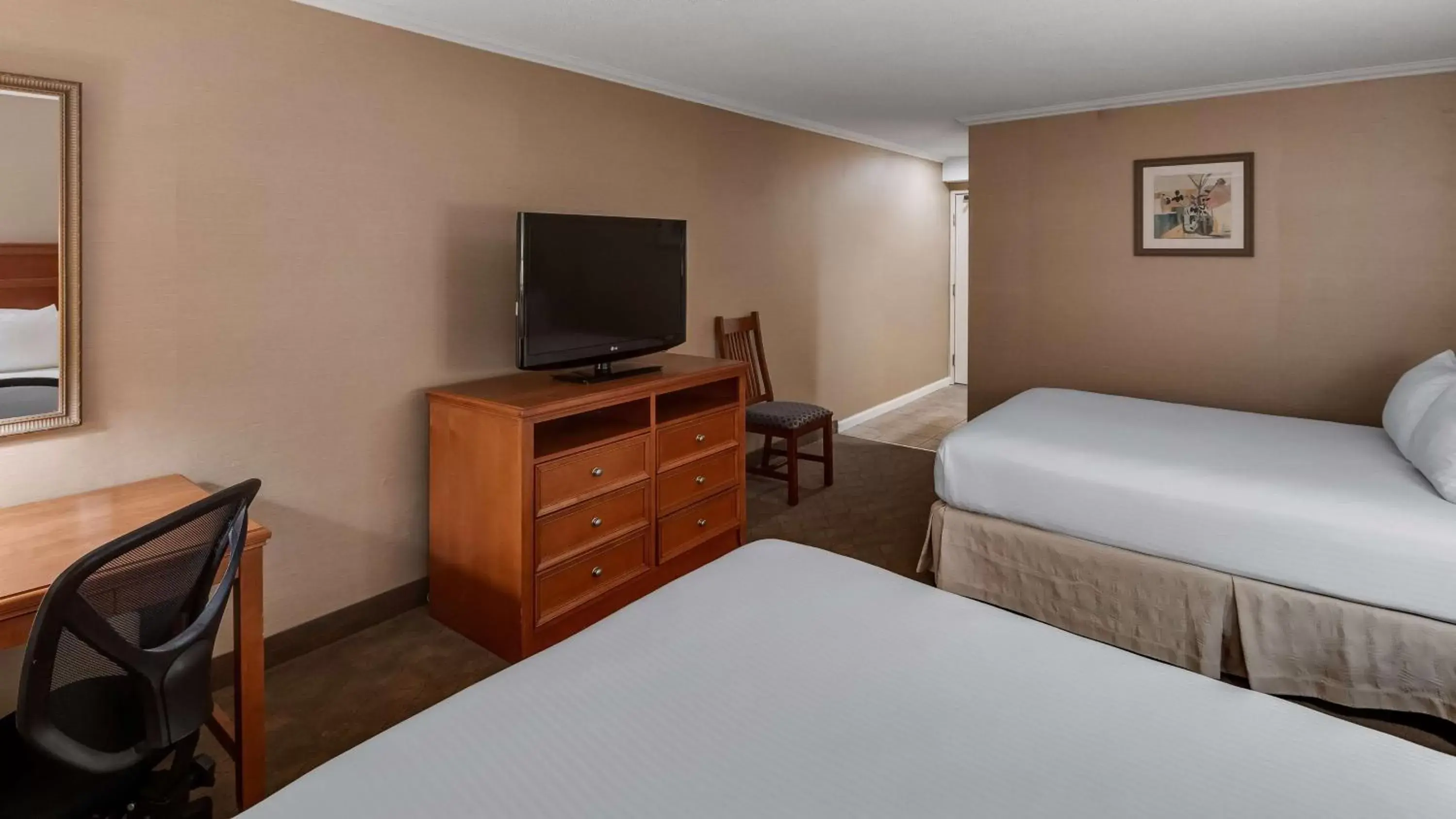 Photo of the whole room, Bed in Best Western Lapeer Inn