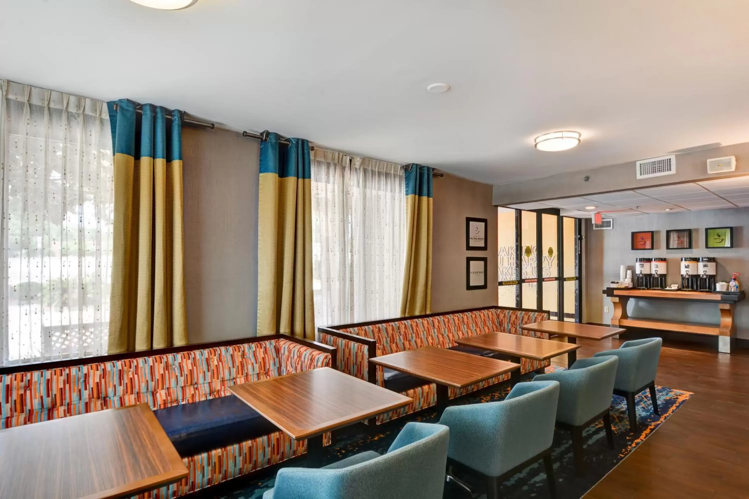 Lobby or reception, Restaurant/Places to Eat in Hampton Inn Columbia-I-26 Airport