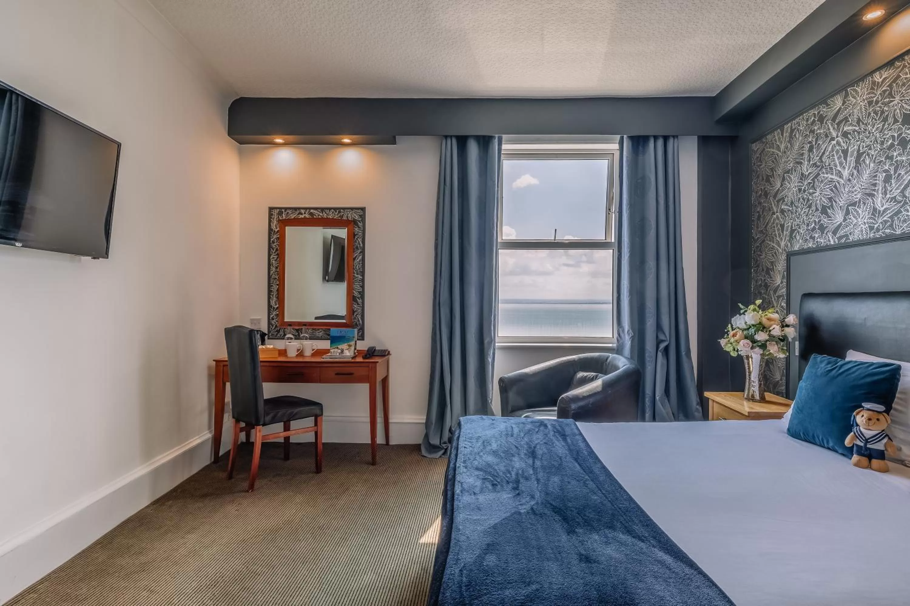 Bedroom, Bed in Muthu Westcliff Hotel (Near London Southend Airport)