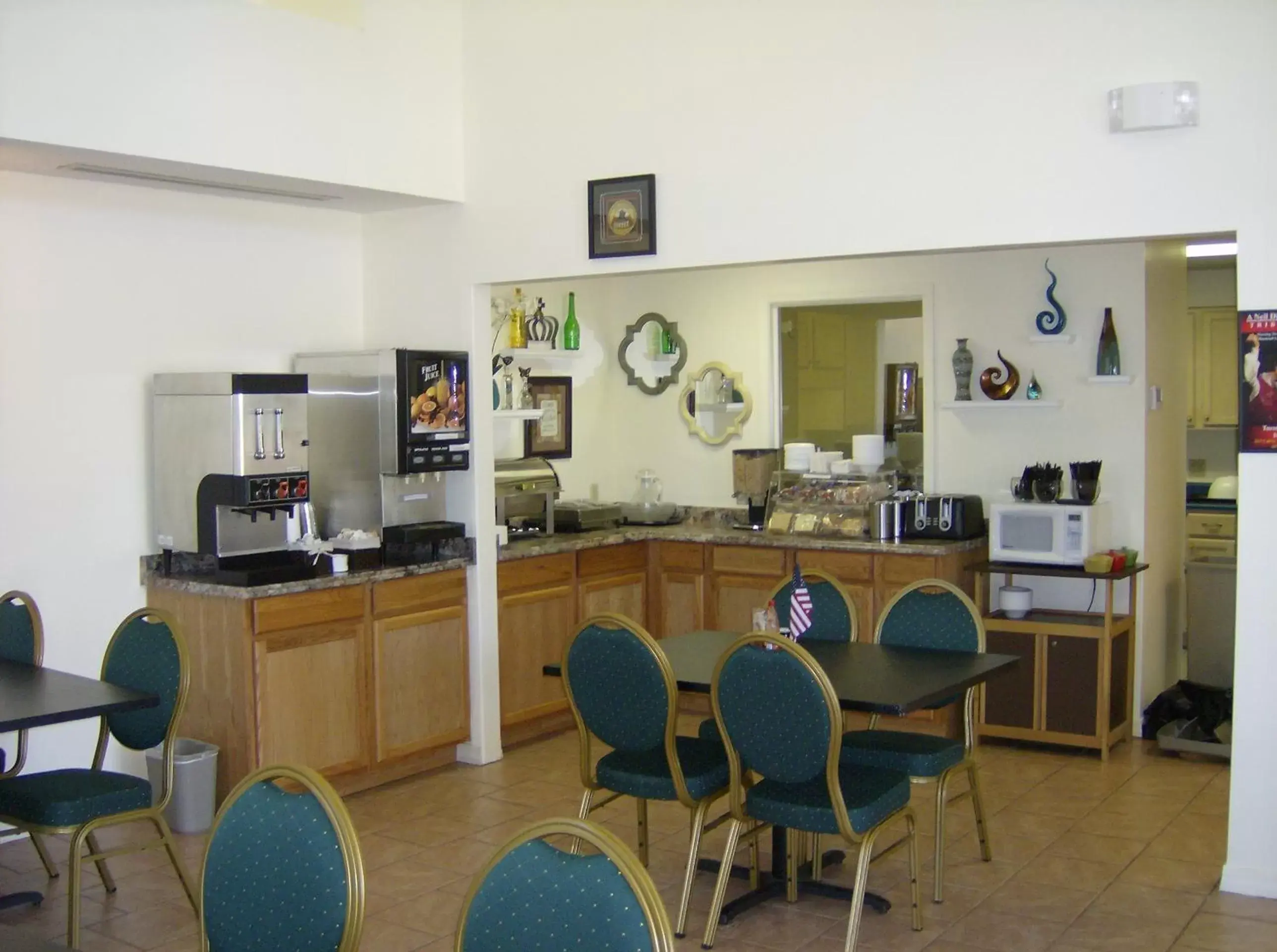 Dining area in Ozark Valley Inn