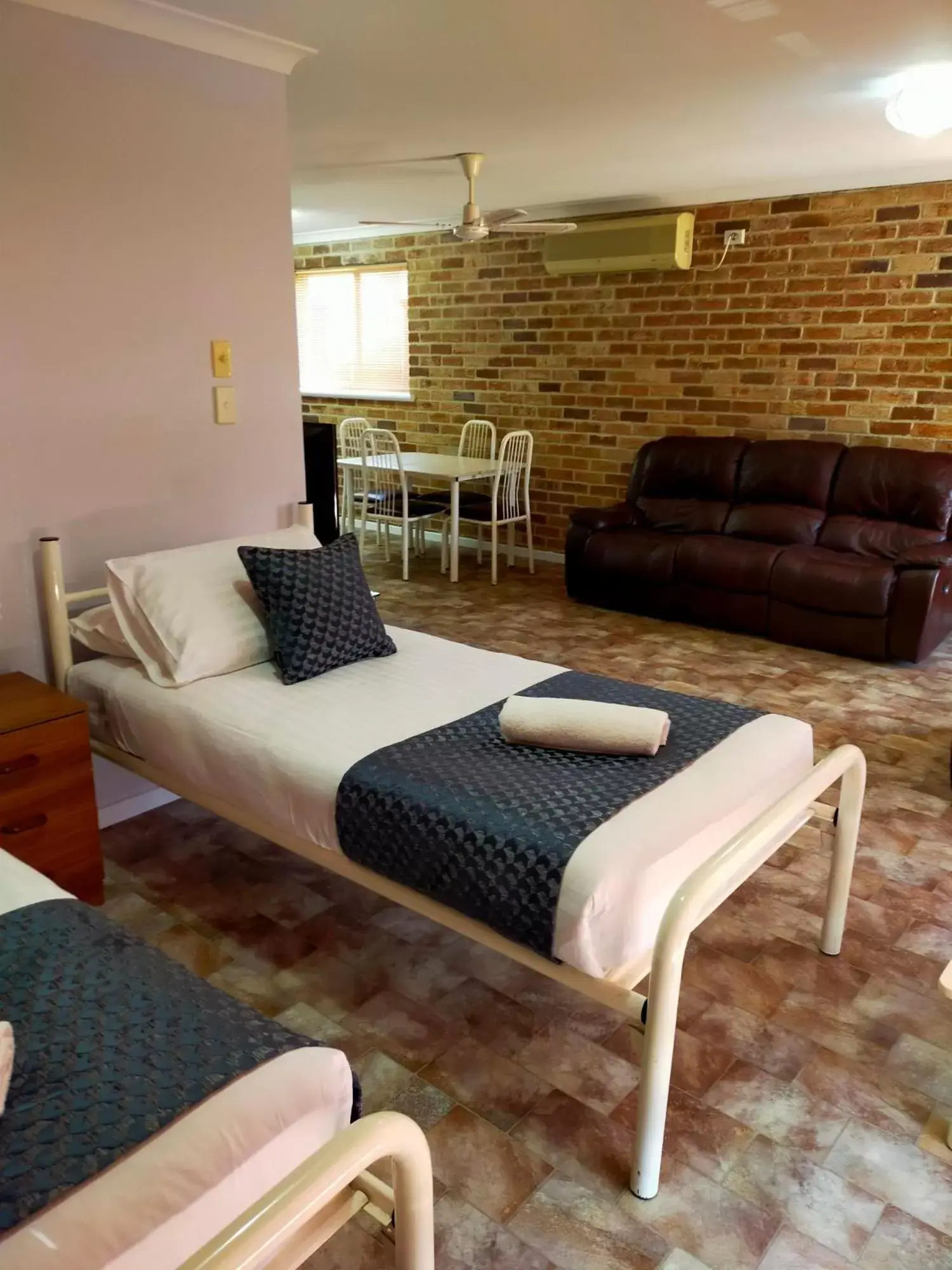 Living room, Seating Area in Bayview Motel