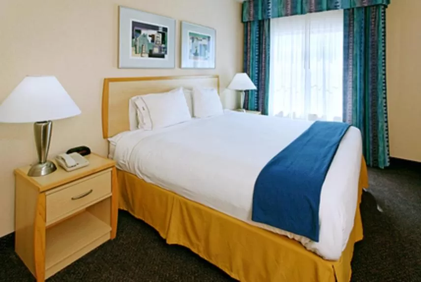 Day, Bed in Holiday Inn Express Hotel & Suites San Antonio - Rivercenter Area by IHG