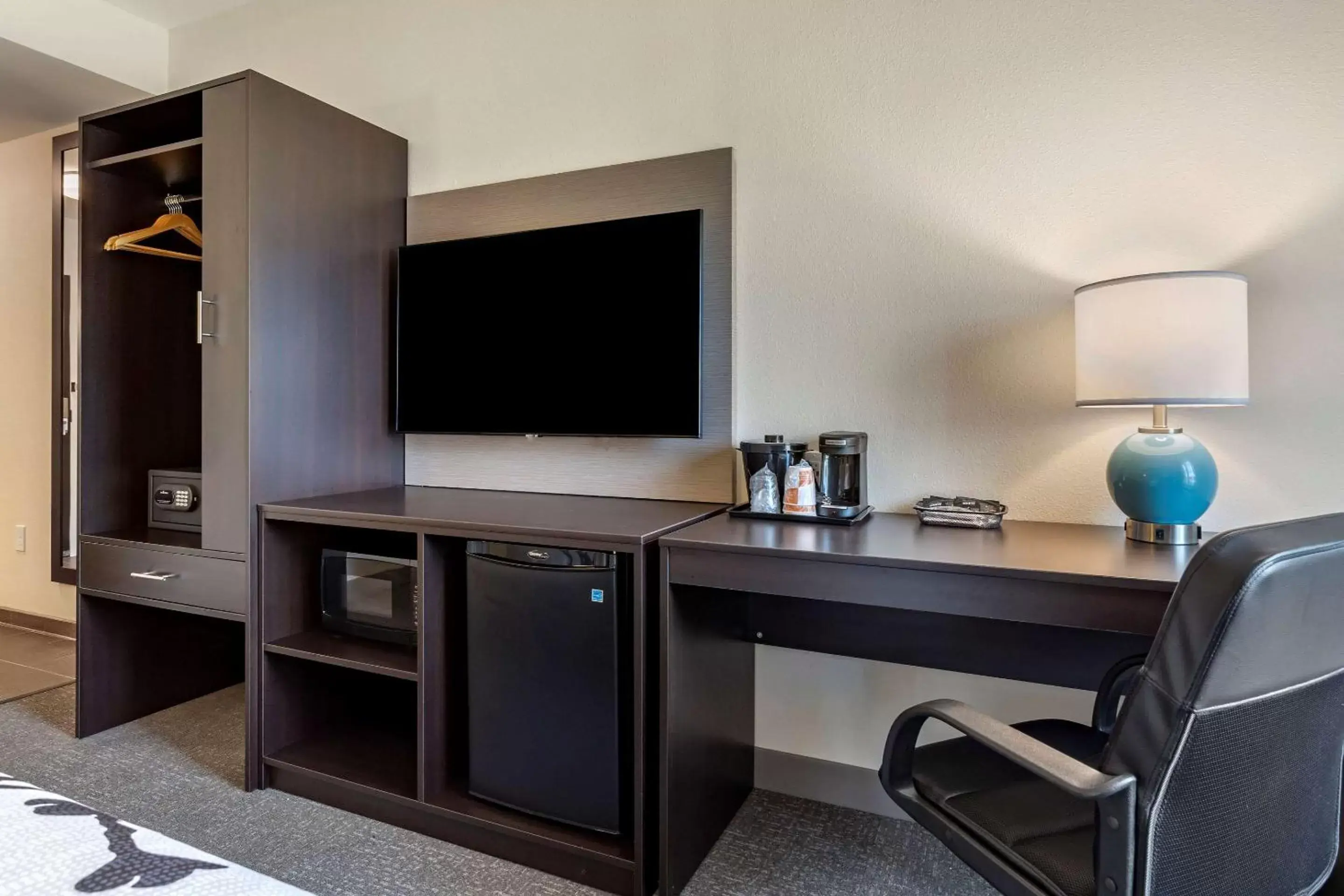 Bedroom, TV/Entertainment Center in Sleep Inn & Suites