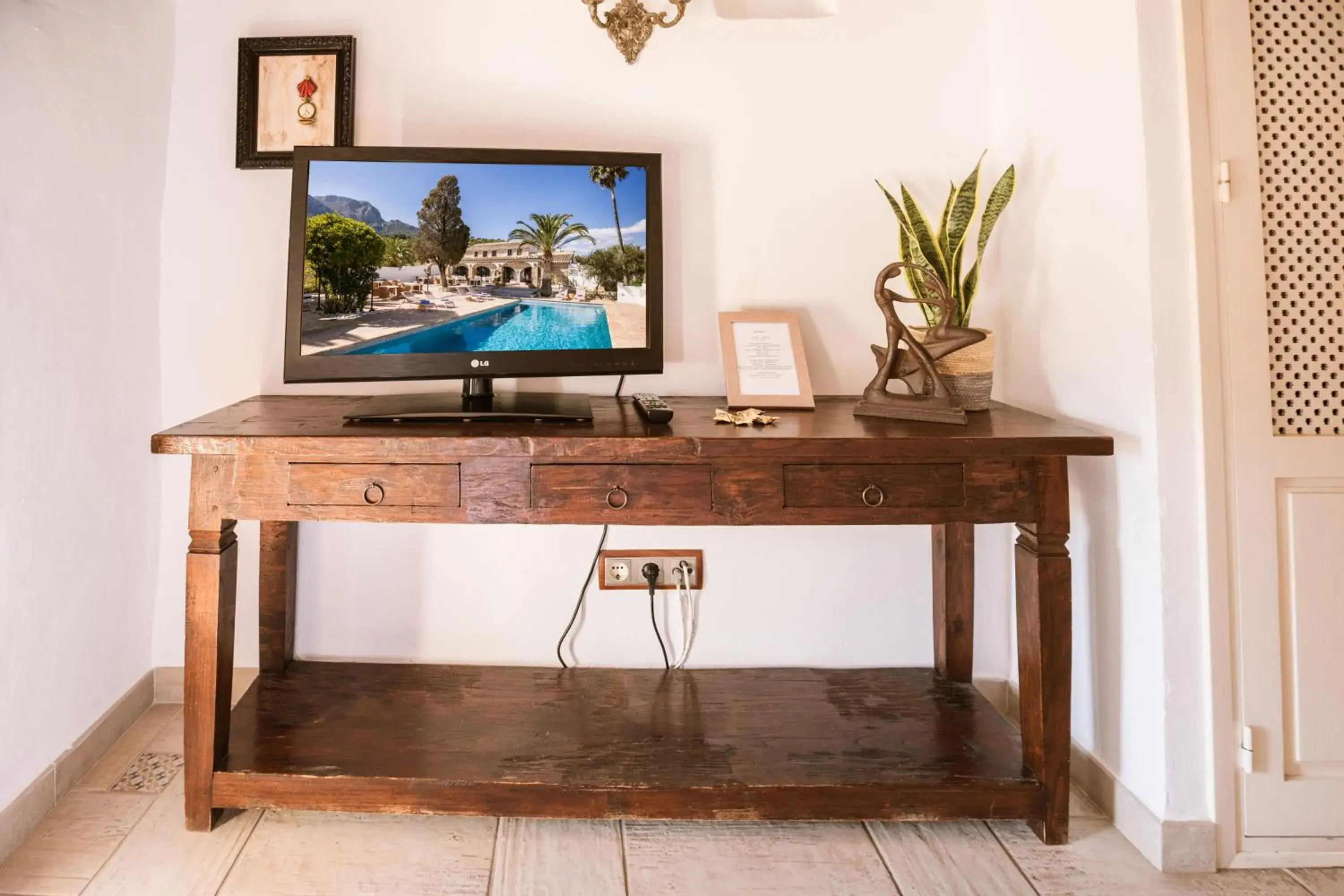 TV/Entertainment Center in Casa Del Maco