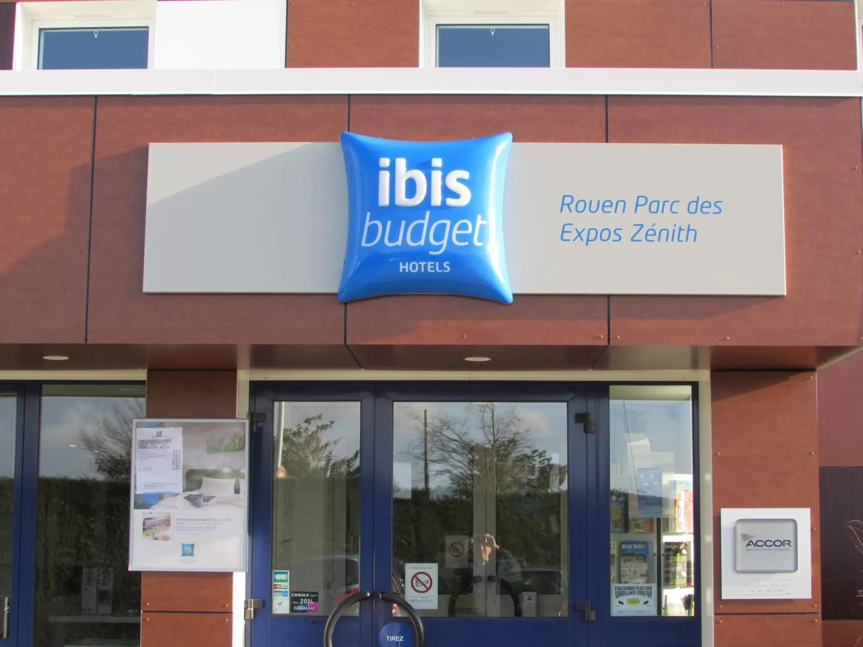 Facade/entrance in ibis budget Rouen Parc des Expos Zenith