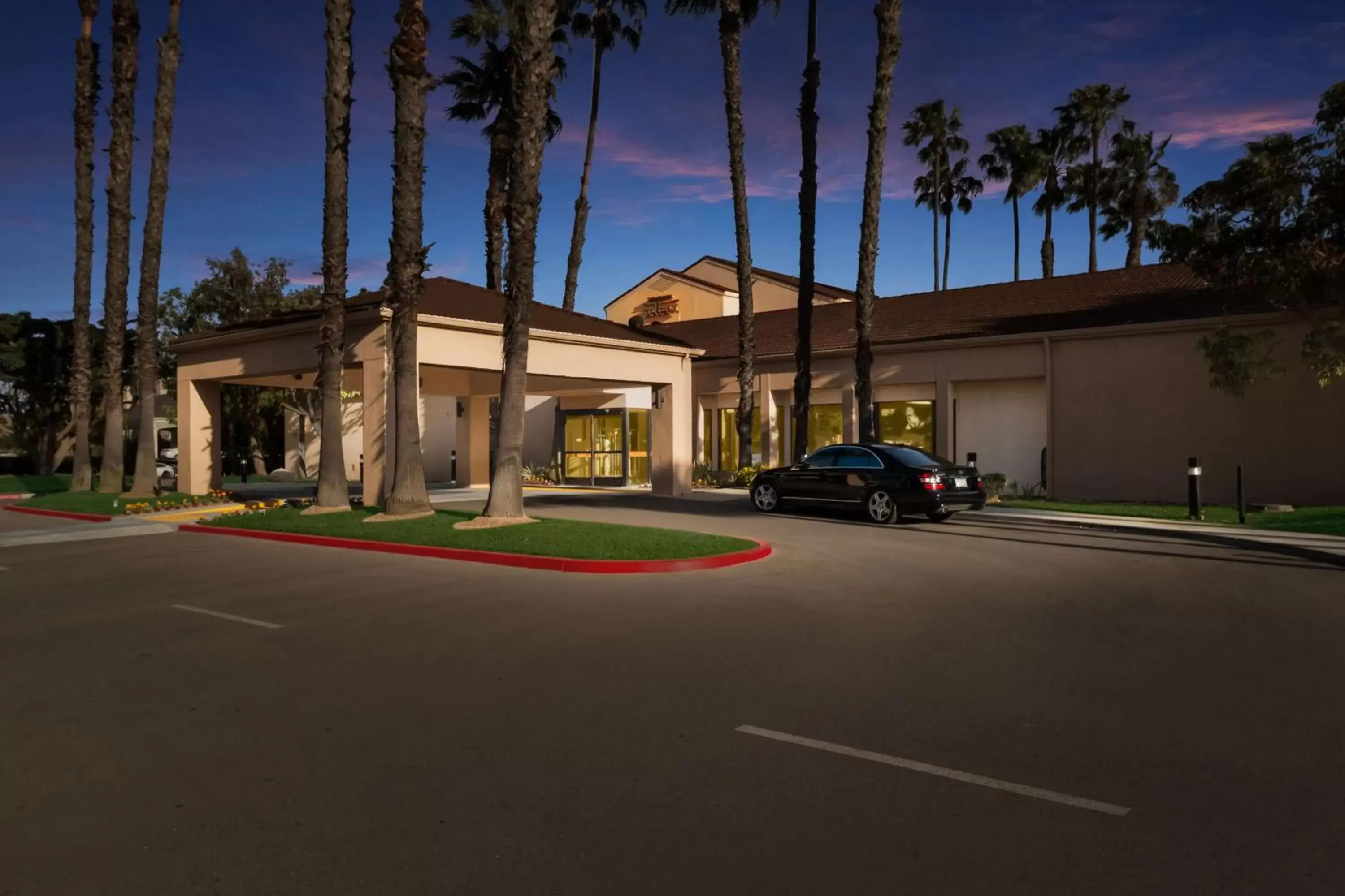 Property Building in Sonesta Select Huntington Beach Fountain Valley