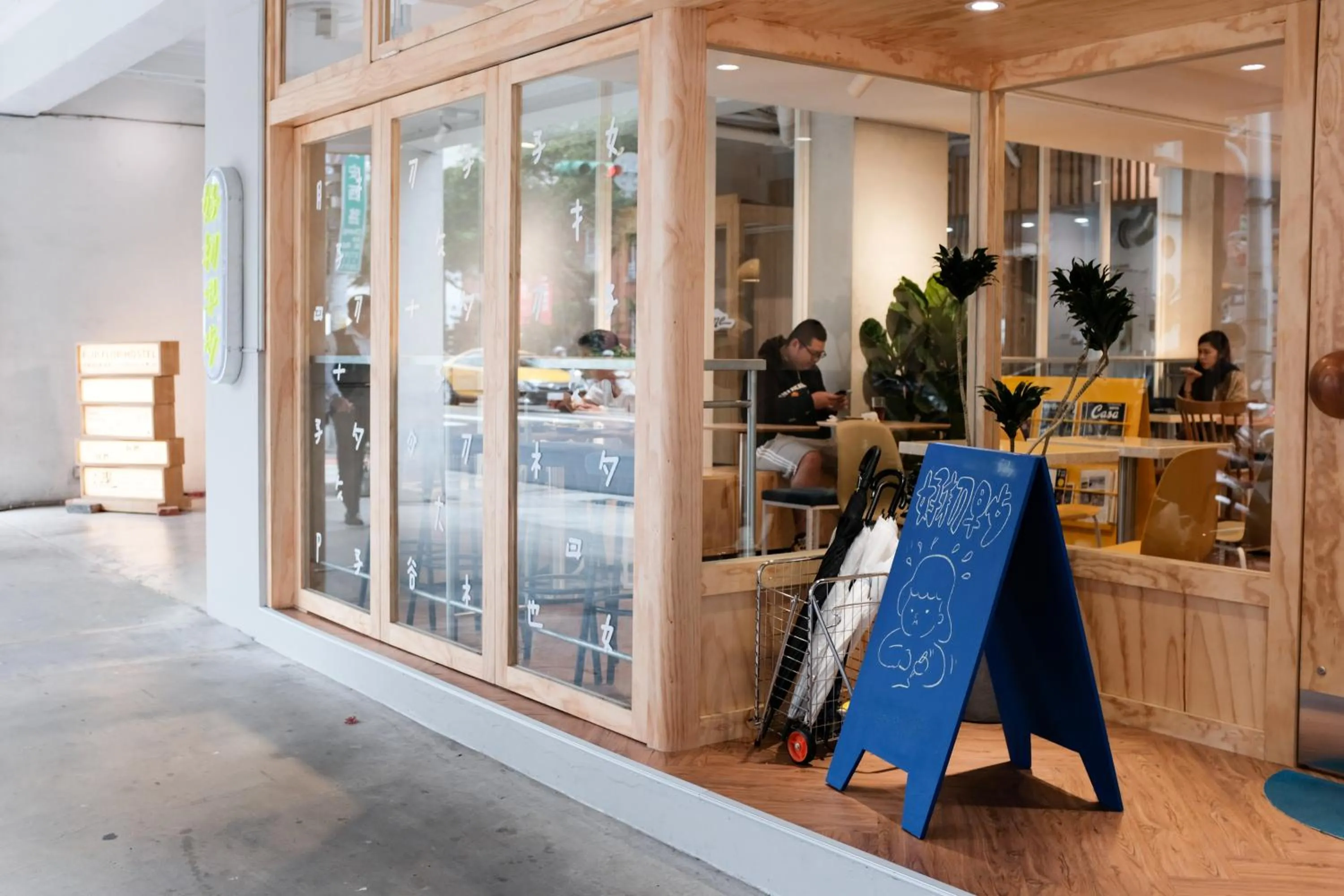 Restaurant/places to eat in OwlStay Flip Flop Hostel - Garden