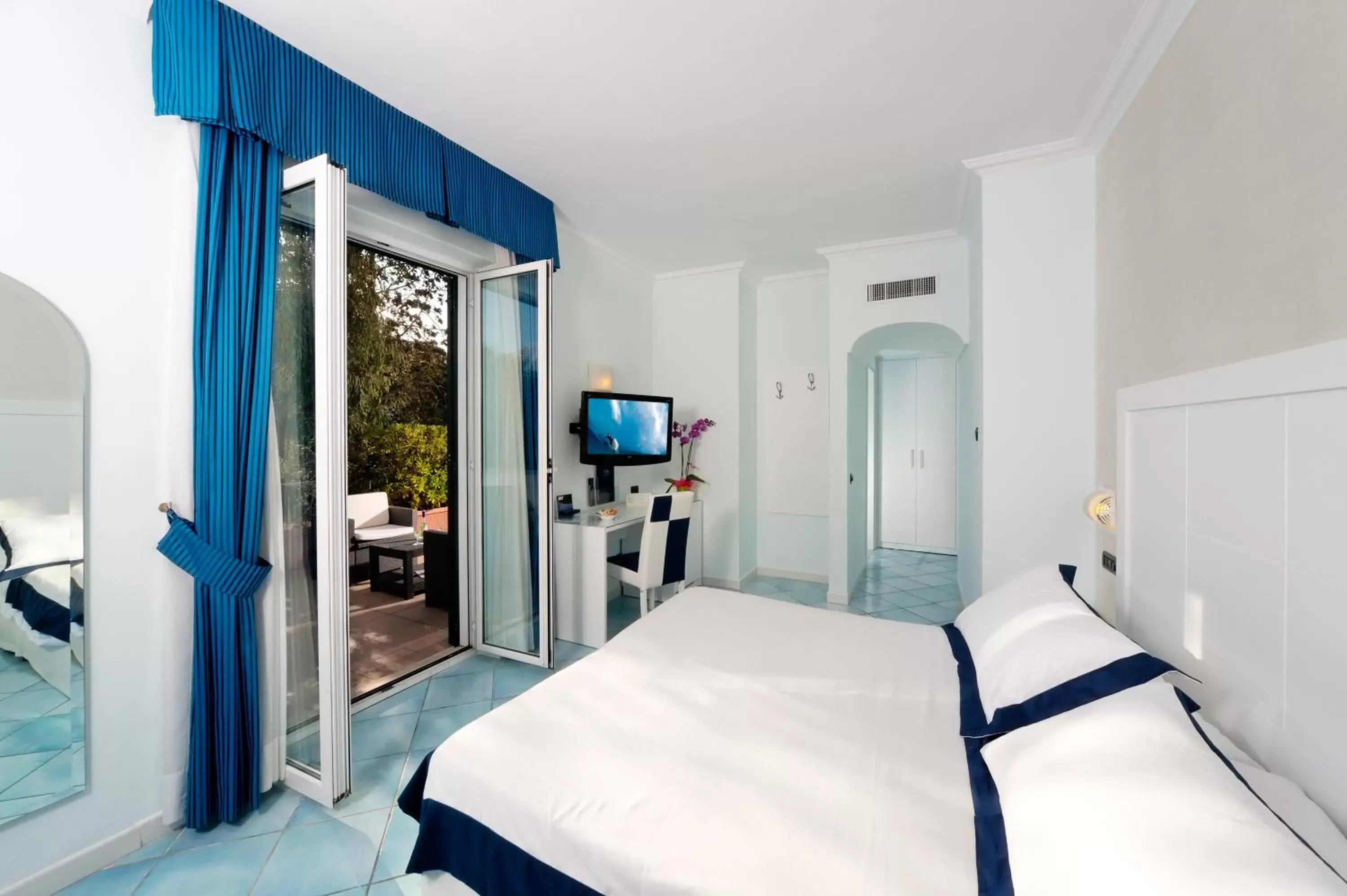 Balcony/Terrace, Bed in Hotel Villa Durrueli Resort & Spa