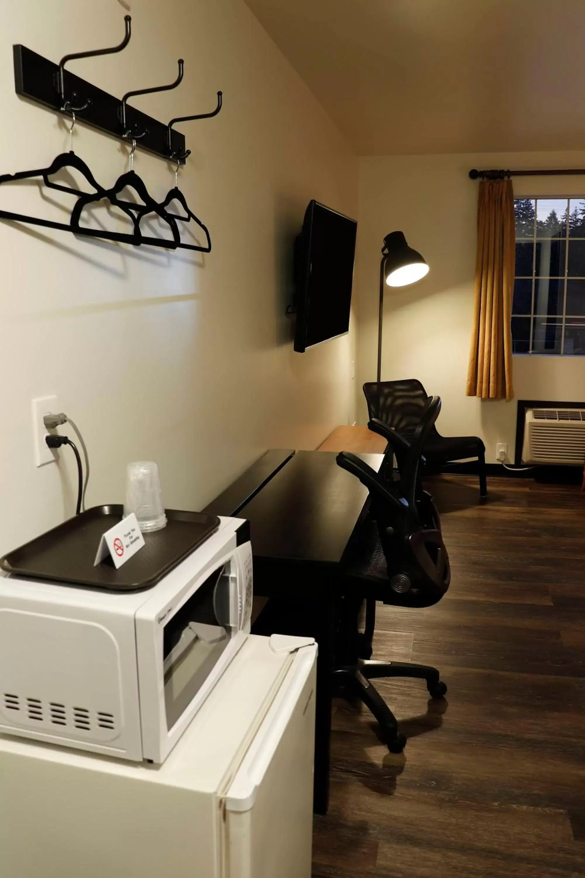 TV and multimedia, Kitchen/Kitchenette in Best Lynnwood Inn