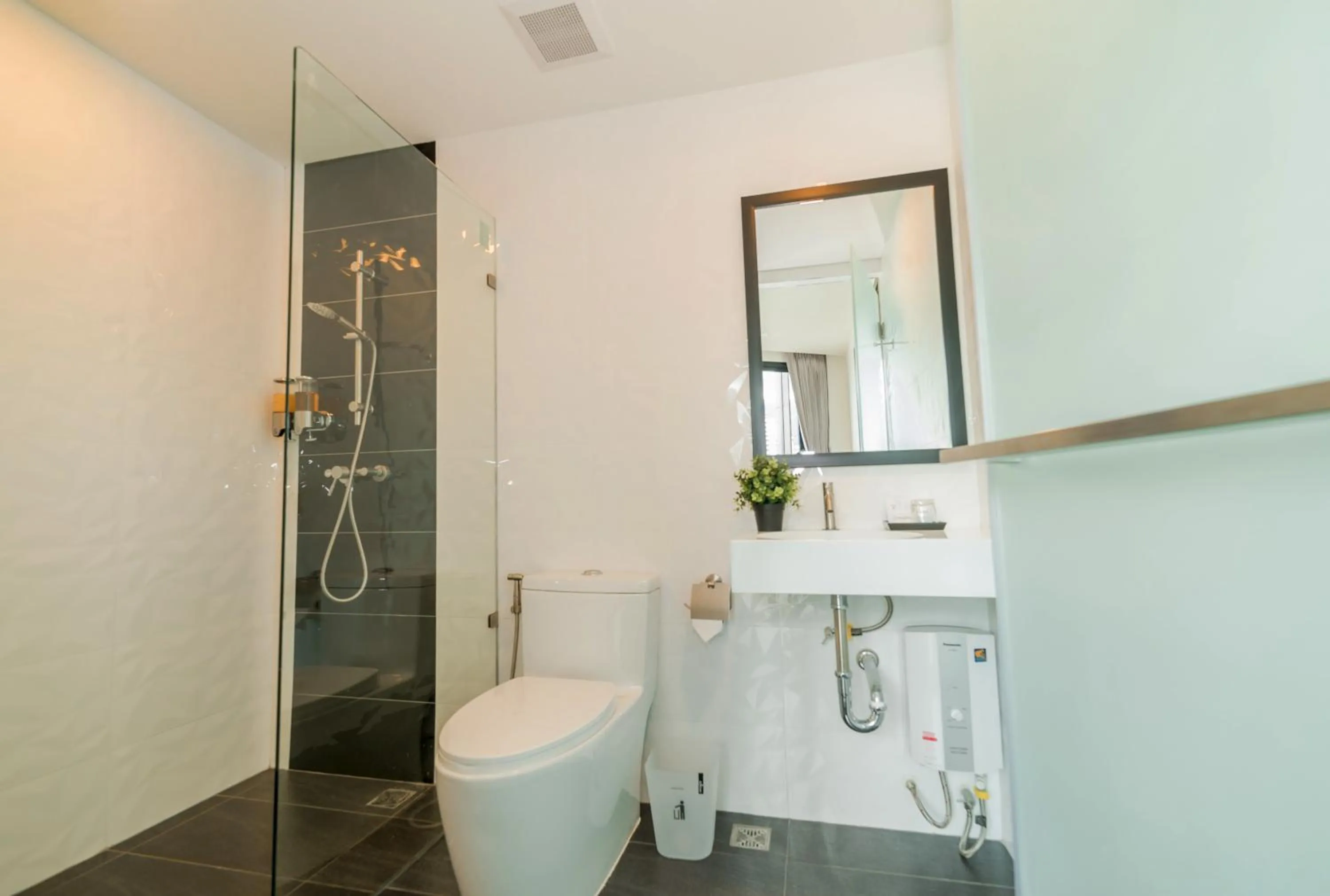 Shower in Pause and Play Hotel