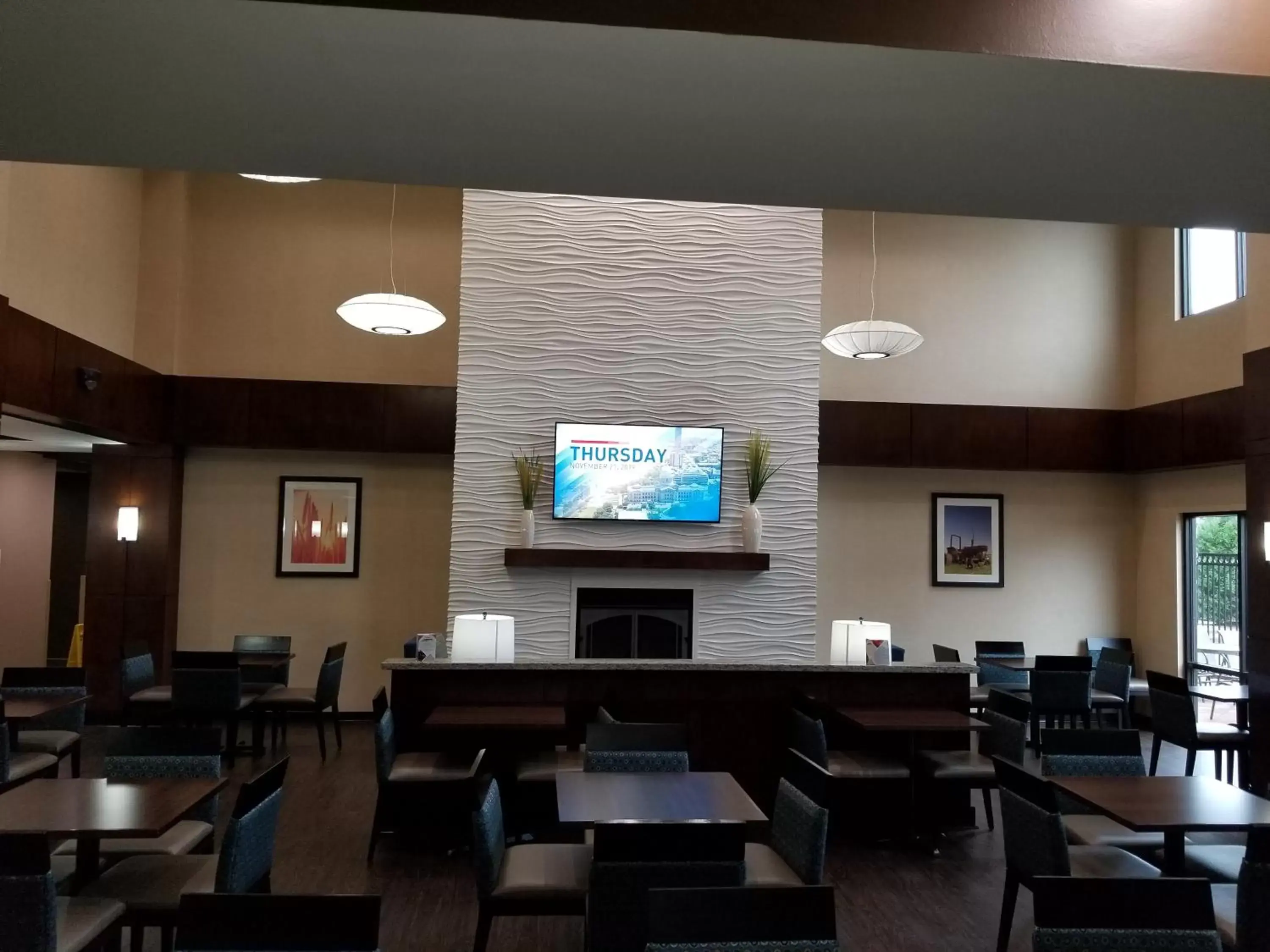 Restaurant/Places to Eat in Comfort Suites Little Rock