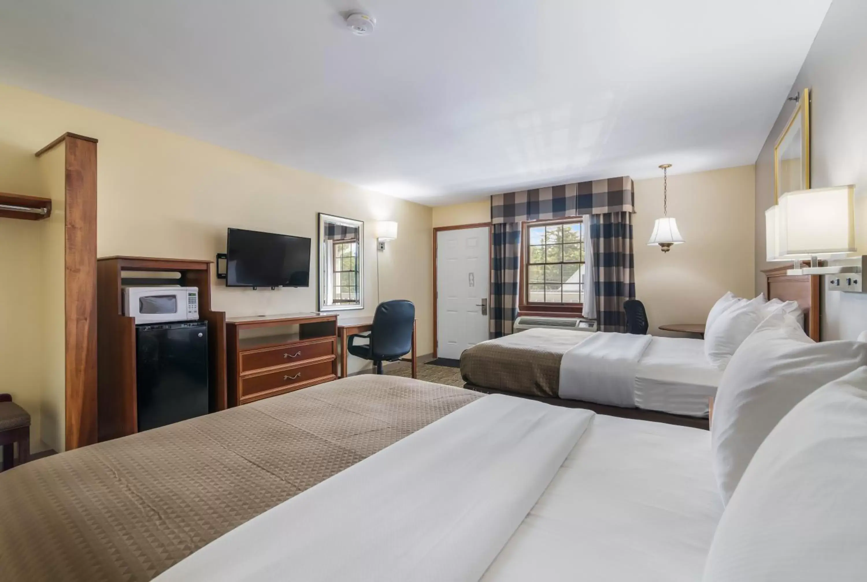 Bed in Americas Best Value Inn Scarborough Portland