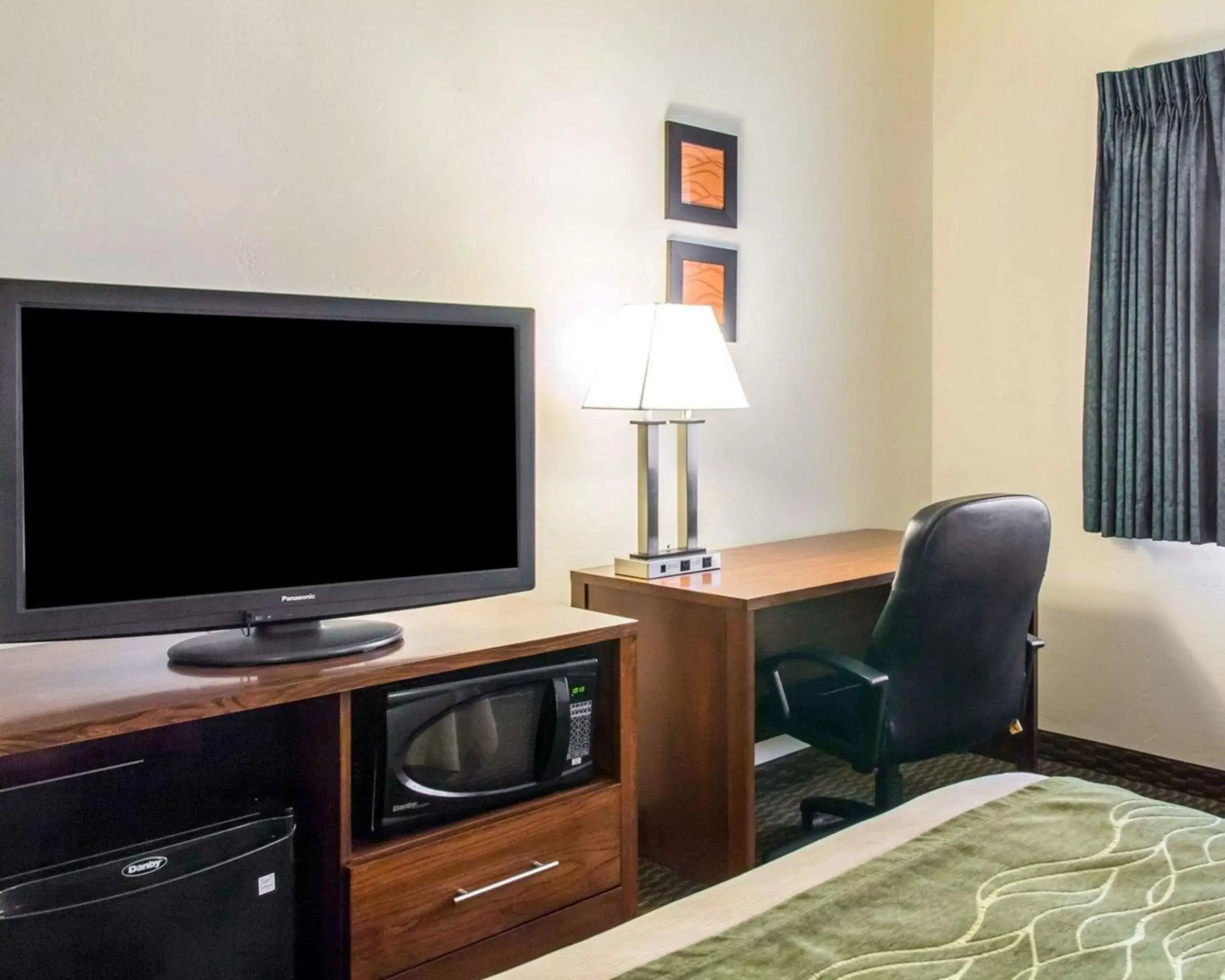 Photo of the whole room, TV/Entertainment Center in Quality Inn & Suites Vail Valley