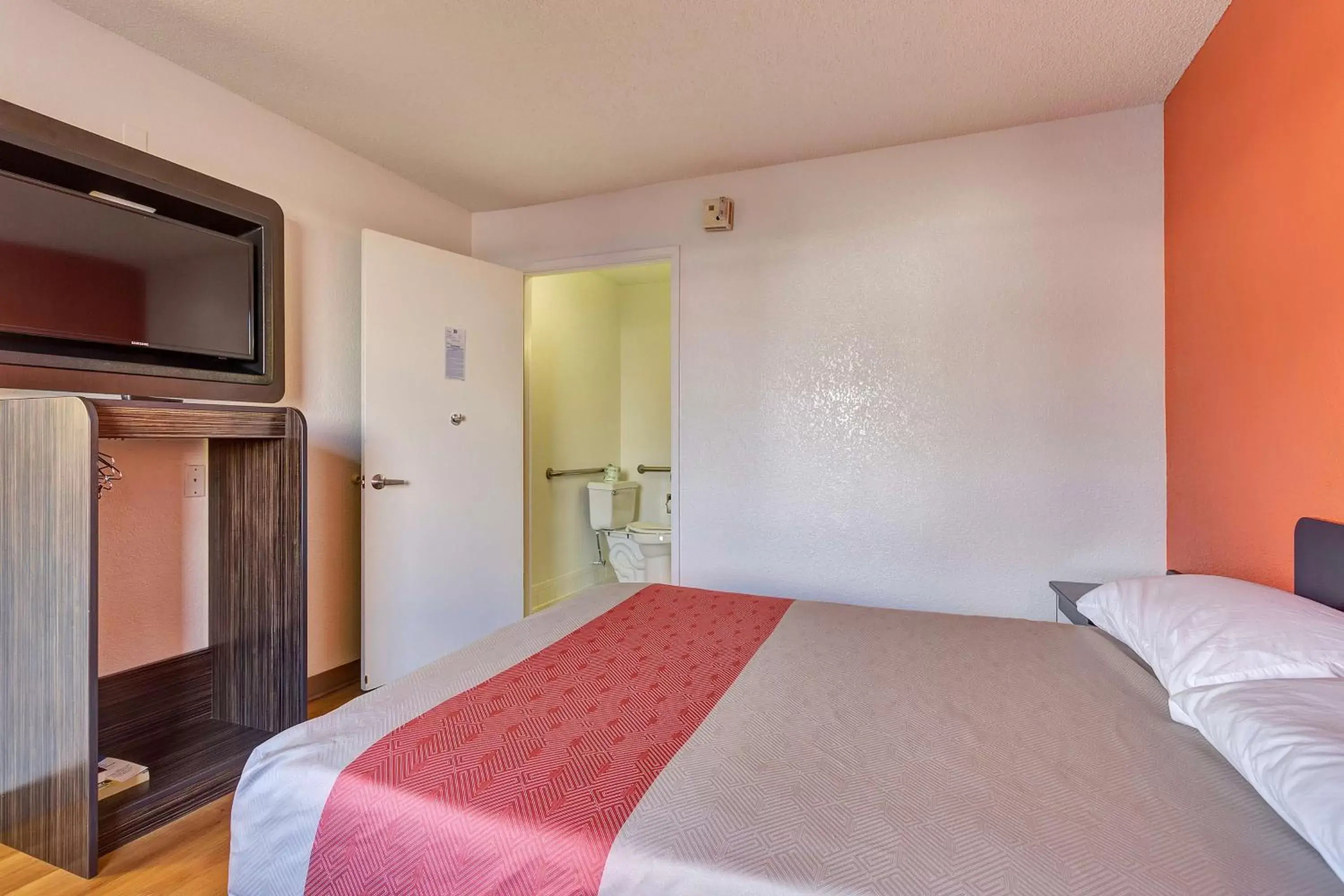 TV and multimedia, Room Photo in Motel 6-Santa Rosa, CA - South