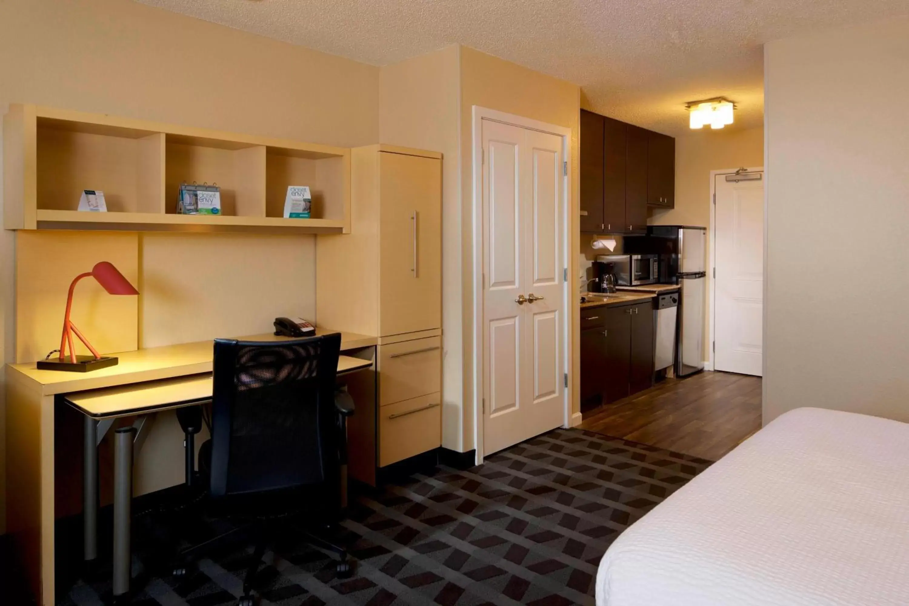 Kitchen or kitchenette, TV/Entertainment Center in TownePlace Suites by Marriott Jacksonville