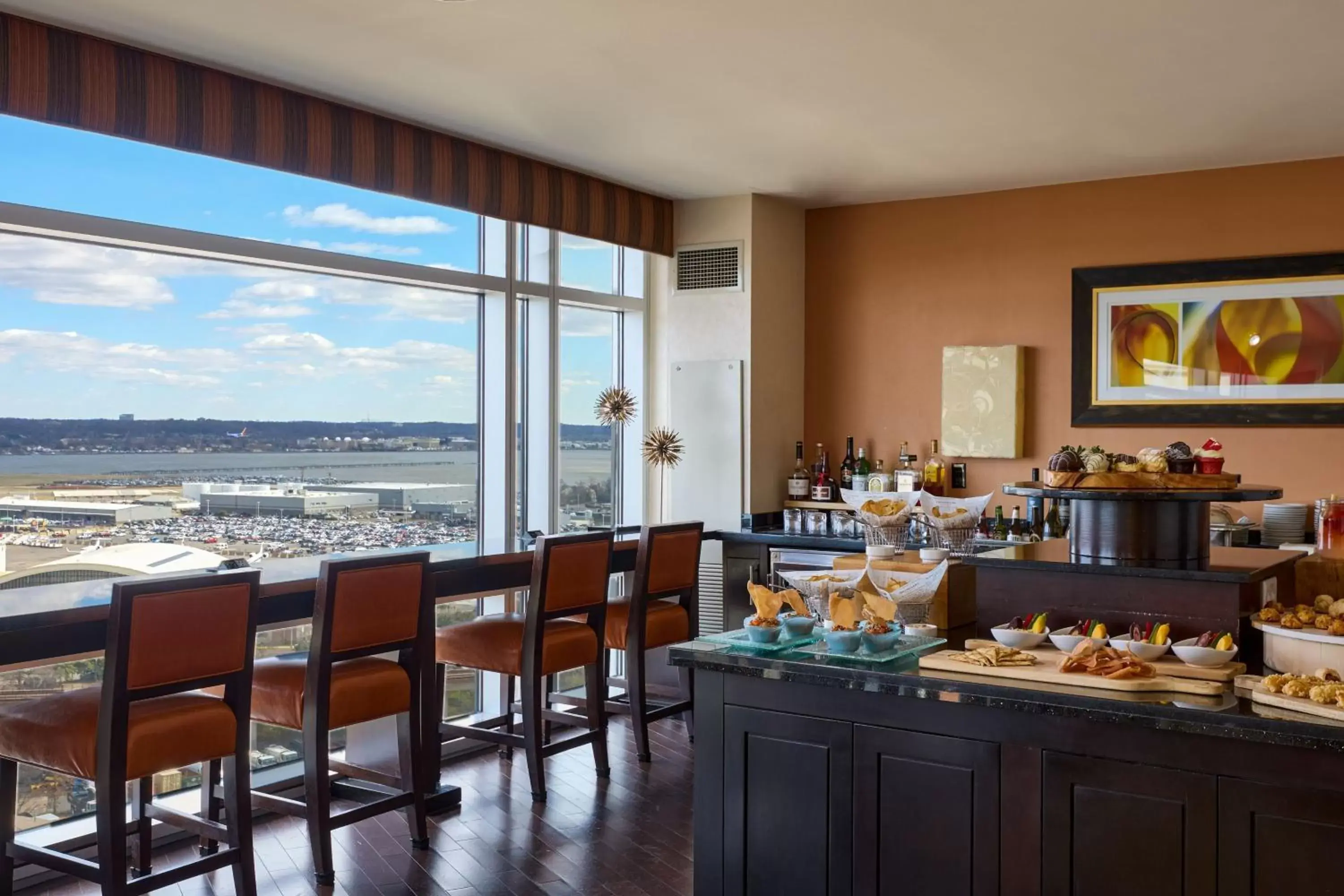 Lounge or bar, Restaurant/Places to Eat in Renaissance Arlington Capital View Hotel