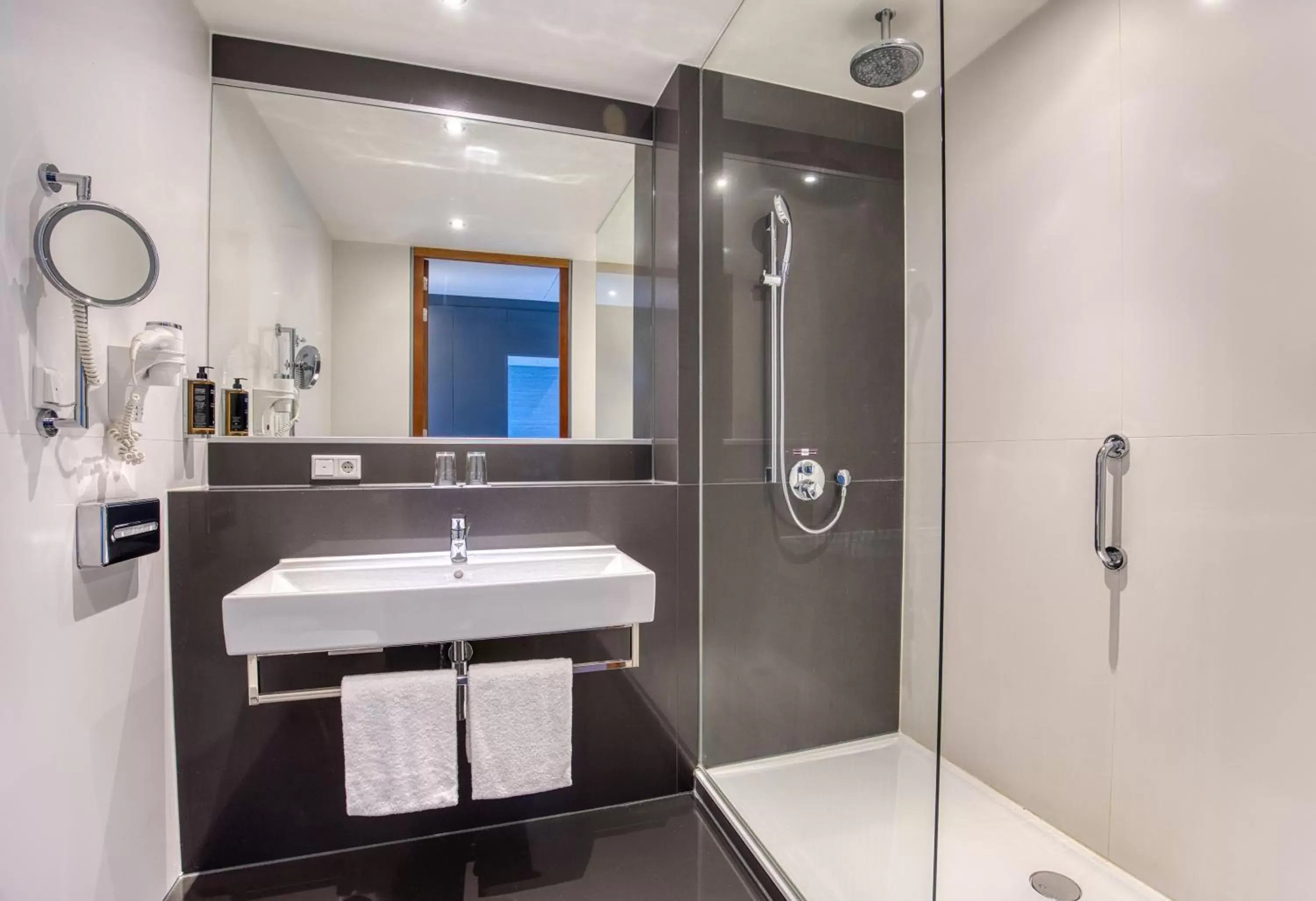 Bathroom in Mercure Hotel Amersfoort Centre Bathroom in Mercure Hotel Amersfoort Centre